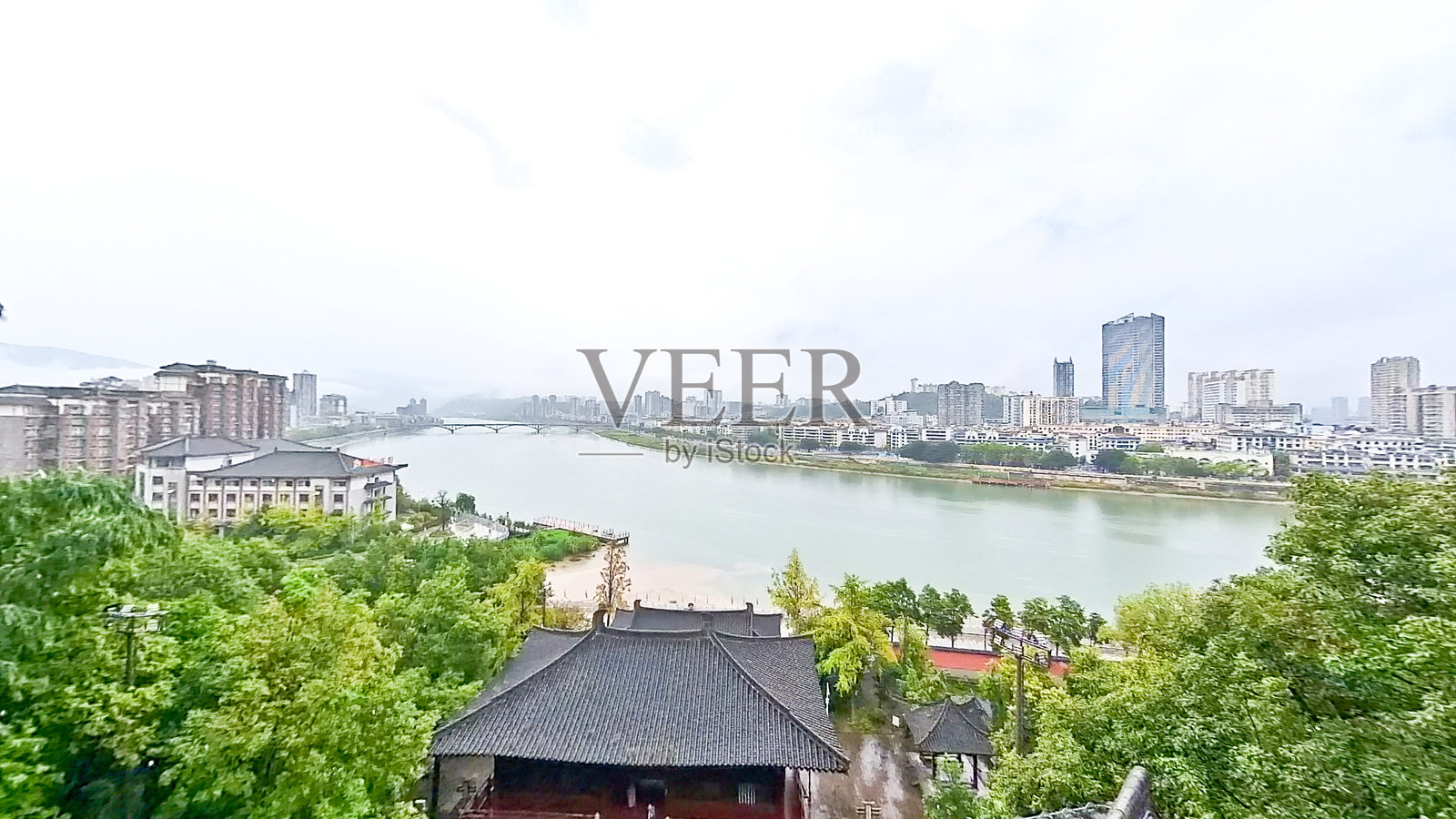 从古老历史寺庙对面河流的现代城市对比景观照片摄影图片