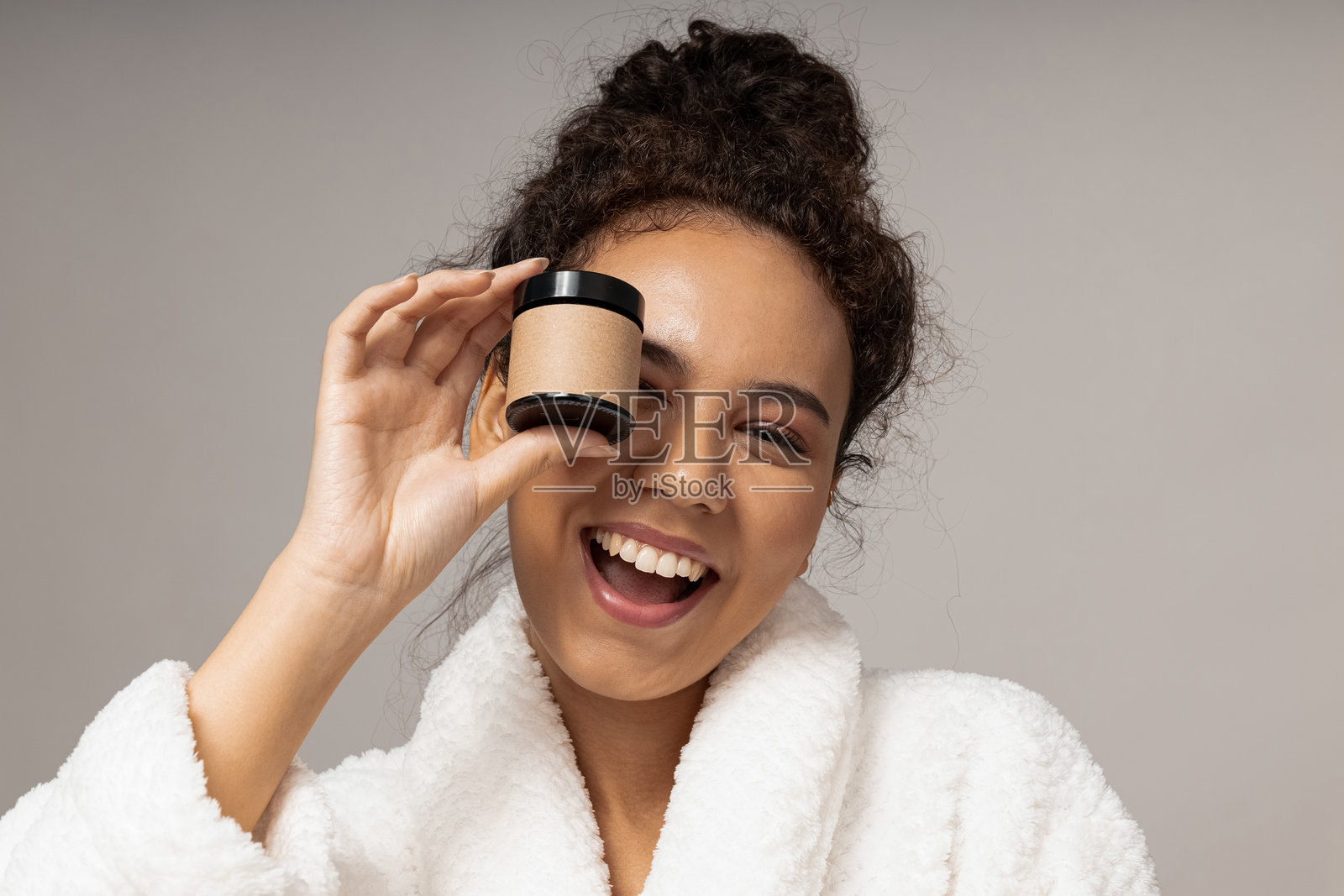 美容理念，皮肤和面部护理程序，年轻美丽女性的概念照片摄影图片