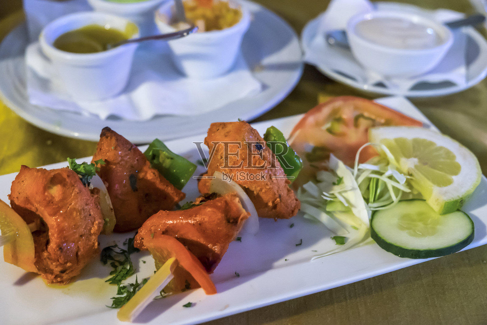 印度餐厅的坦杜里鸡和酱汁照片摄影图片