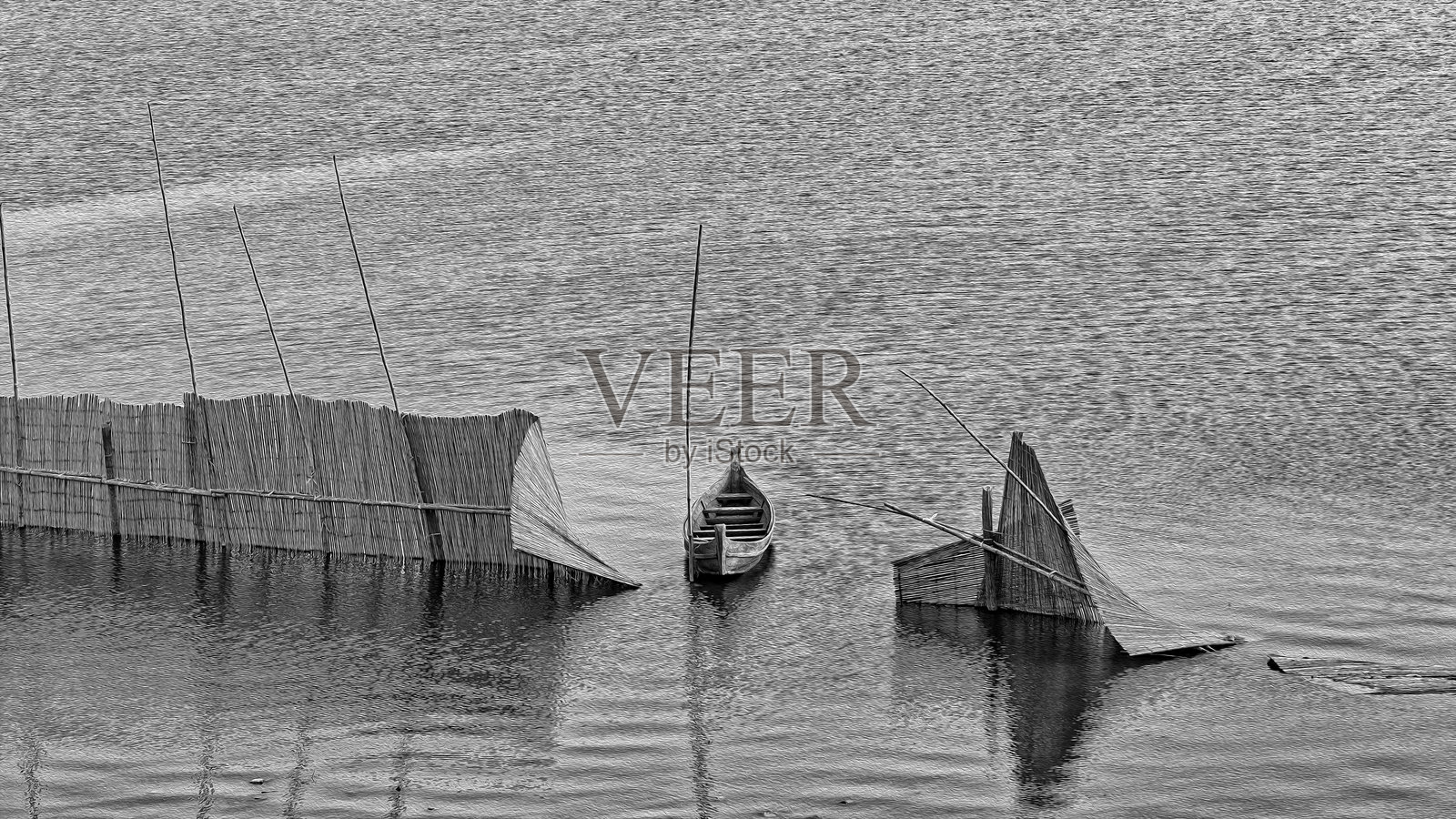 竹篱笆与小船照片摄影图片