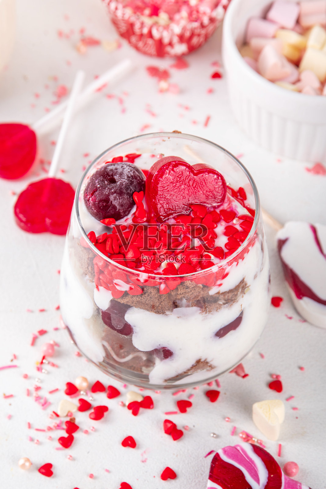 情人节布朗尼奶酪蛋糕杯装甜点照片摄影图片