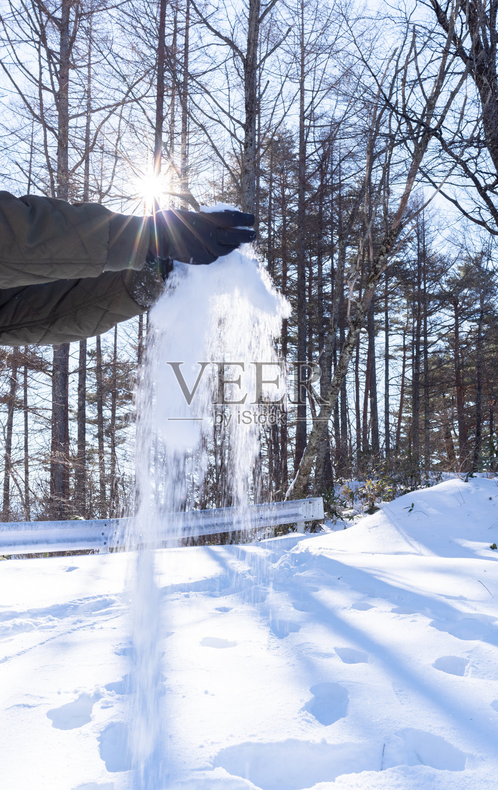一个人在雪中玩耍的手照片摄影图片
