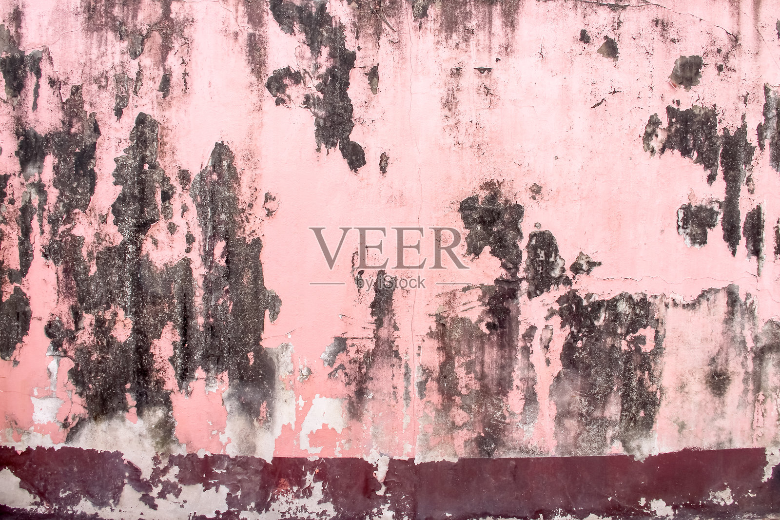 旧混凝土墙面纹理，带有污垢污渍，裂纹，浅粉色和棕色背景照片摄影图片