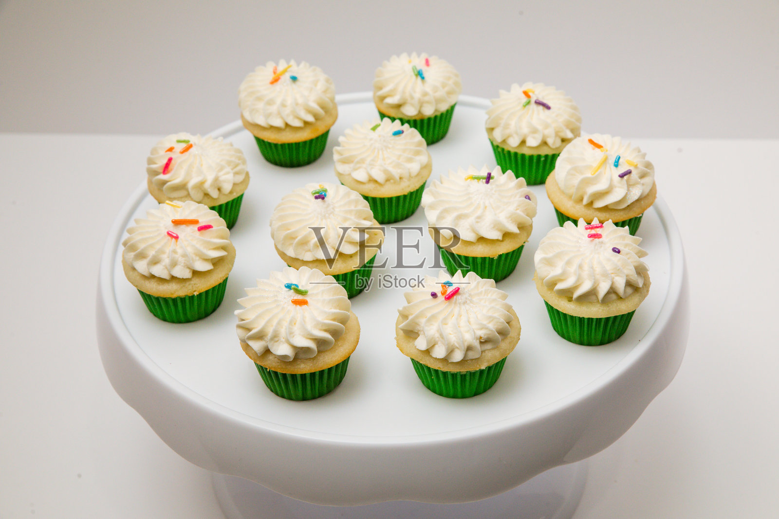 白色背景上的蛋糕照片摄影图片