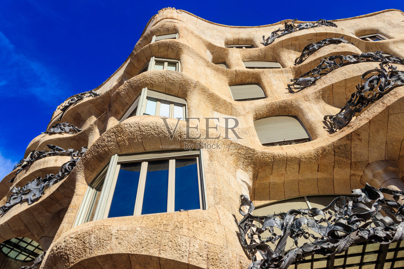 西班牙巴塞罗那安东尼·高迪设计的米拉之家（石屋）的外观照片摄影图片