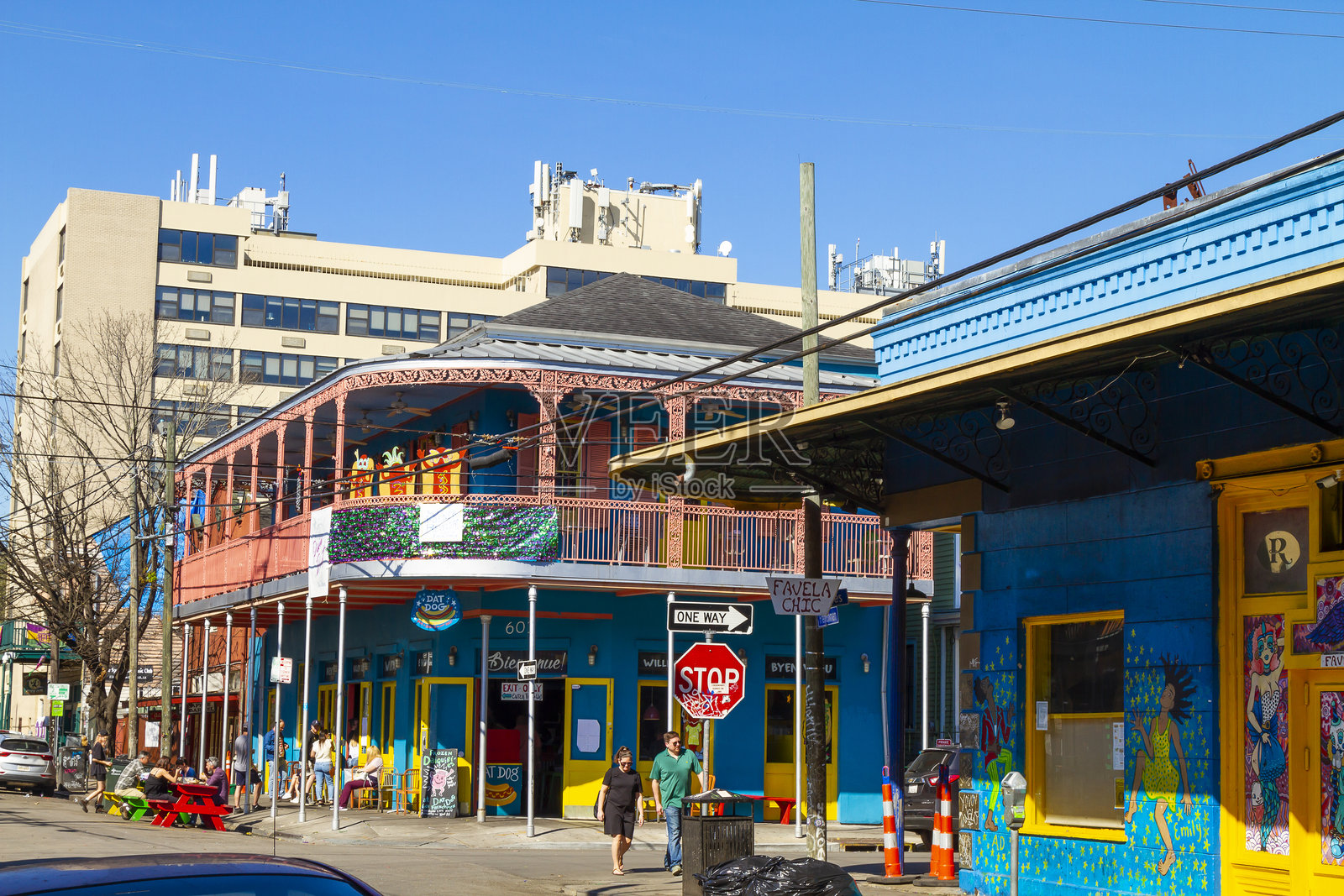 新奥尔良的狂欢节 - 新奥尔良法式区的五彩缤纷建筑在狂欢节期间照片摄影图片