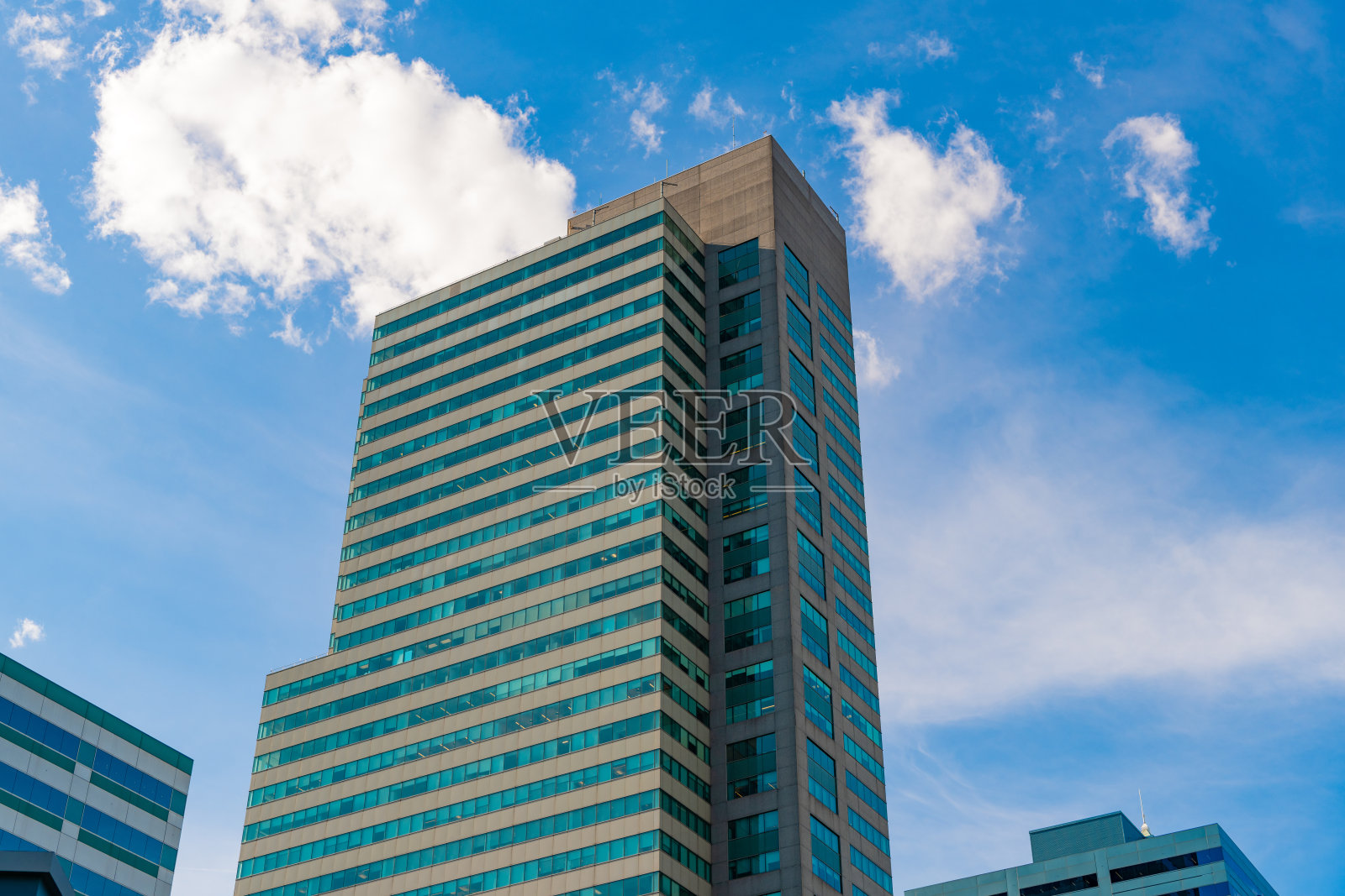 摩天大楼的玻璃外立面。大都市城市中的建筑。大都市城市中的摩天大楼。市中心的摩天大楼。大都市建筑。摩天大楼建筑。商务中心。照片摄影图片