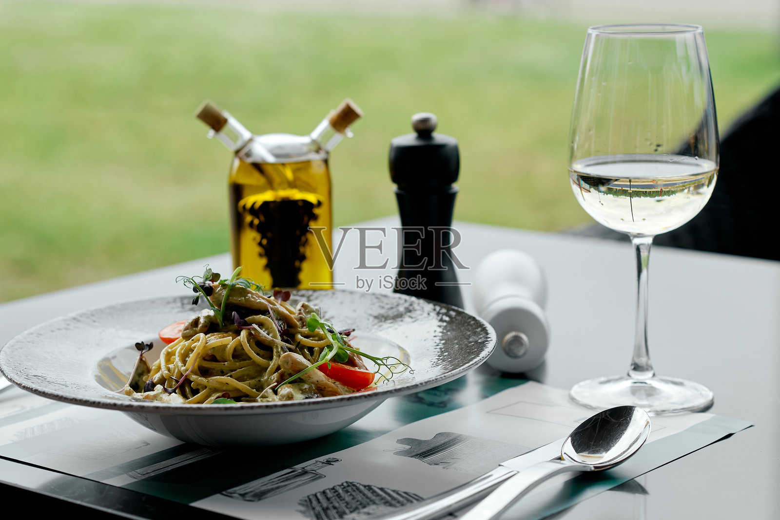 美味的香蒜酱意大利面配白葡萄酒。照片摄影图片