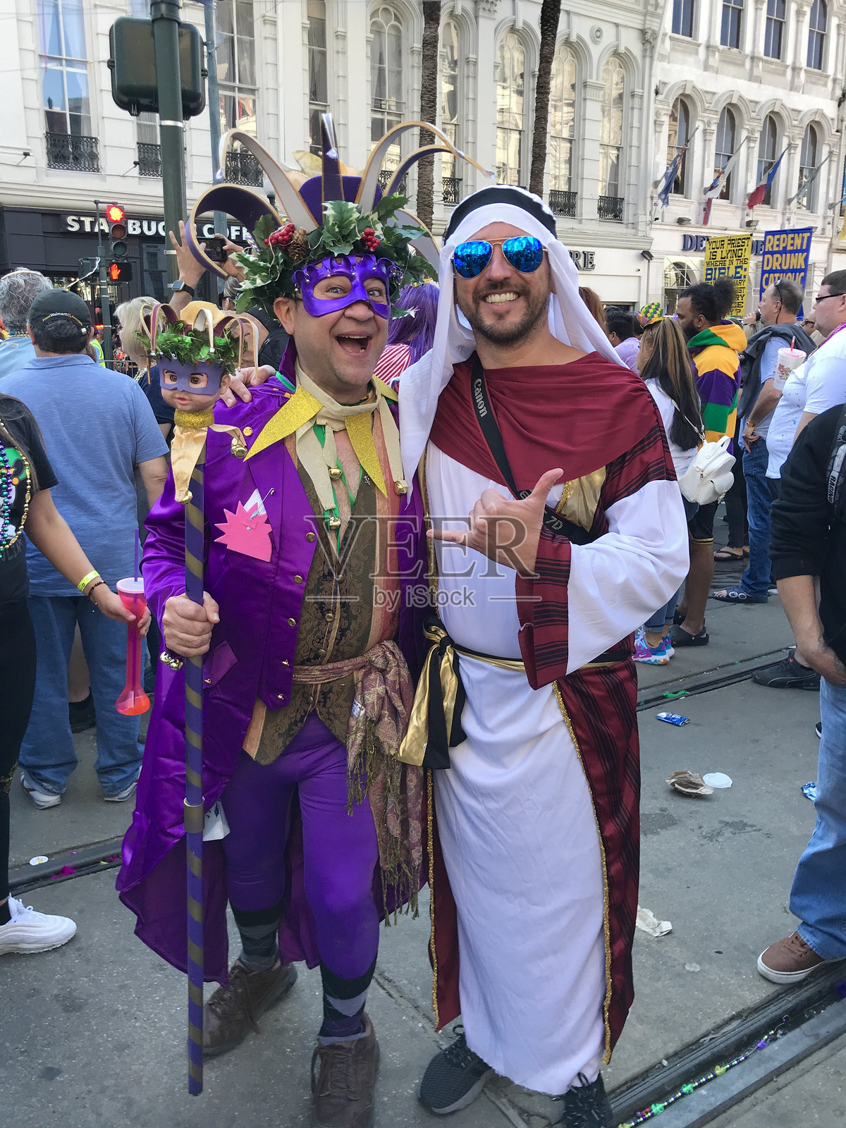 新奥尔良的狂欢节 - 两名穿着搞笑服装的男子在新奥尔良的狂欢节上摆姿势照片摄影图片