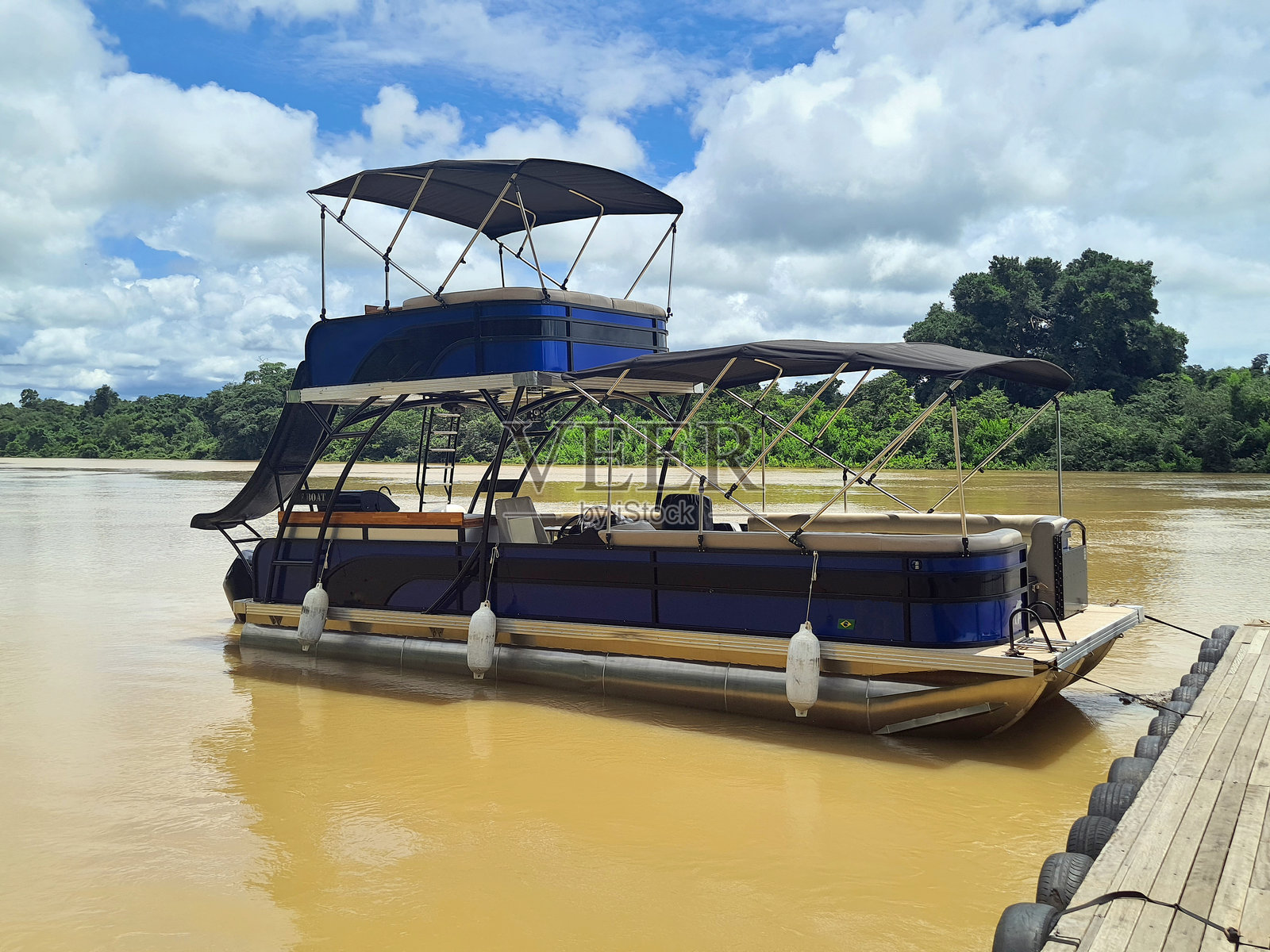 在马德拉港停靠的旅游船照片摄影图片