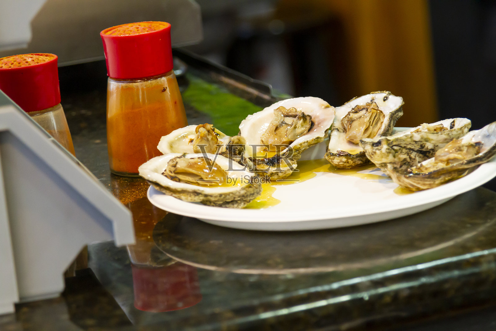 路易斯安那州新奥尔良的狂欢节庆祝活动。新奥尔良狂欢节庆祝活动中，半壳生蚝配辣酱。照片摄影图片