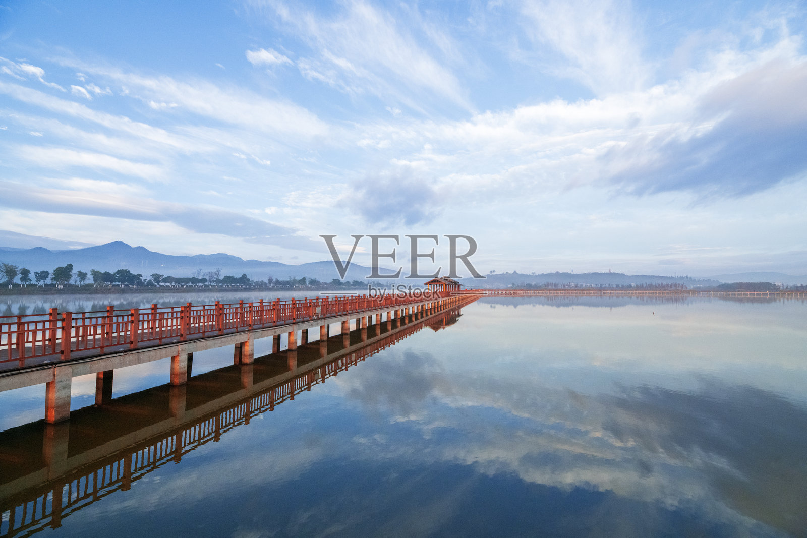 在湖边散步照片摄影图片