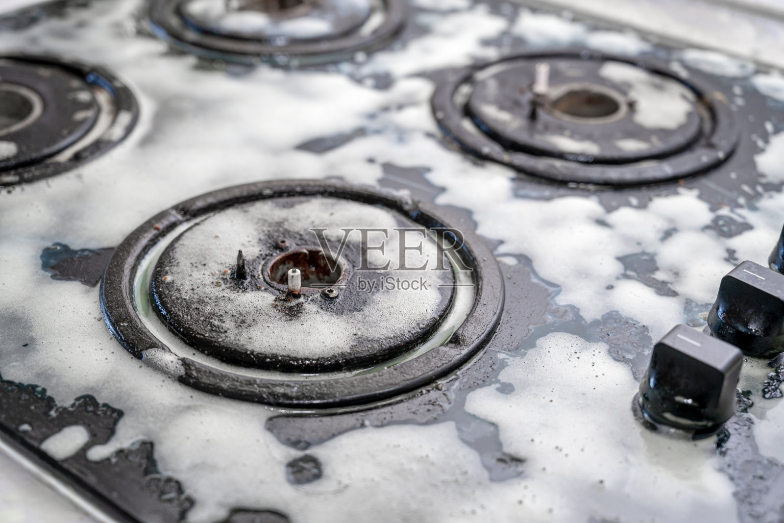 用厨房用具清洁燃气灶，家庭概念，卫生与清洁照片摄影图片