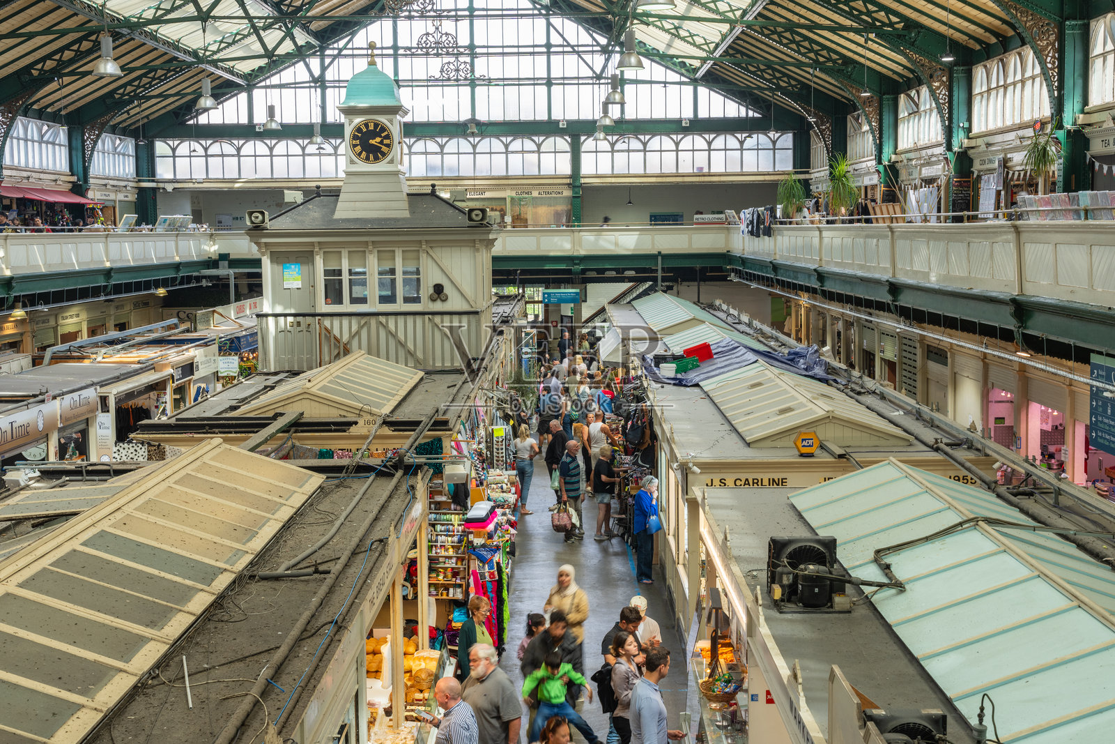 卡迪夫市场内走廊和摊位中的人们景象照片摄影图片