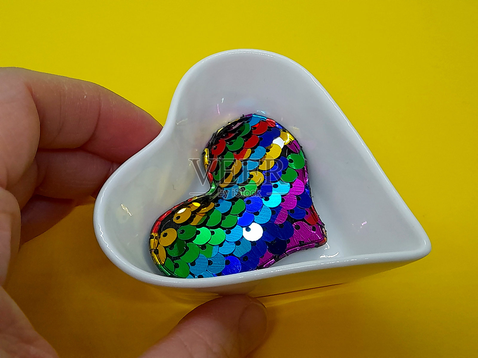 一个紫色心形图案与心形碗照片摄影图片