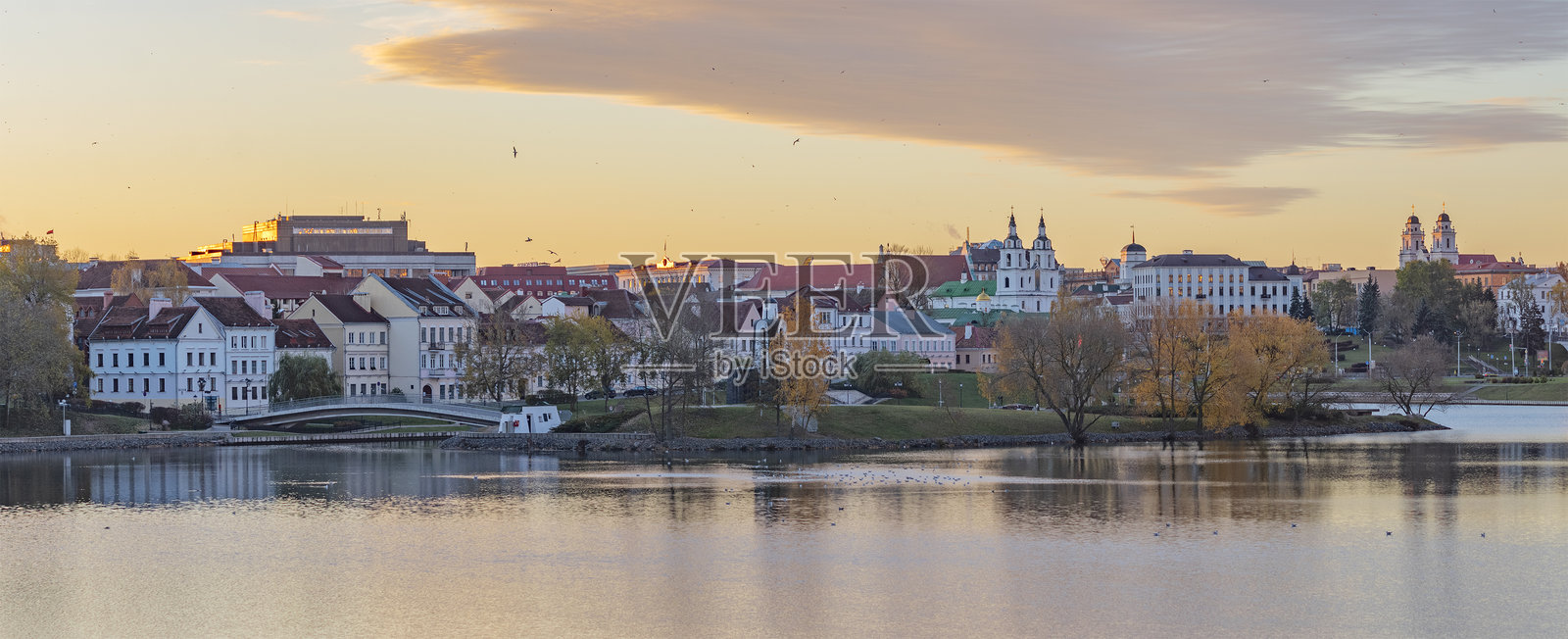 明斯克历史中心河边的秋天黎明。照片摄影图片