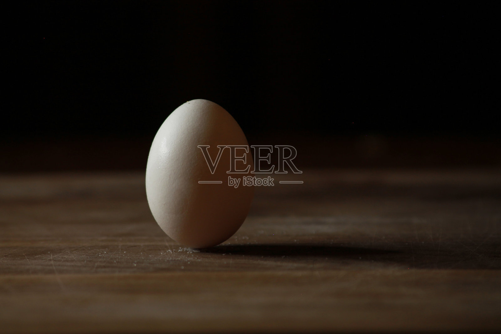 木桌上的鸡蛋与渐变背景照片摄影图片