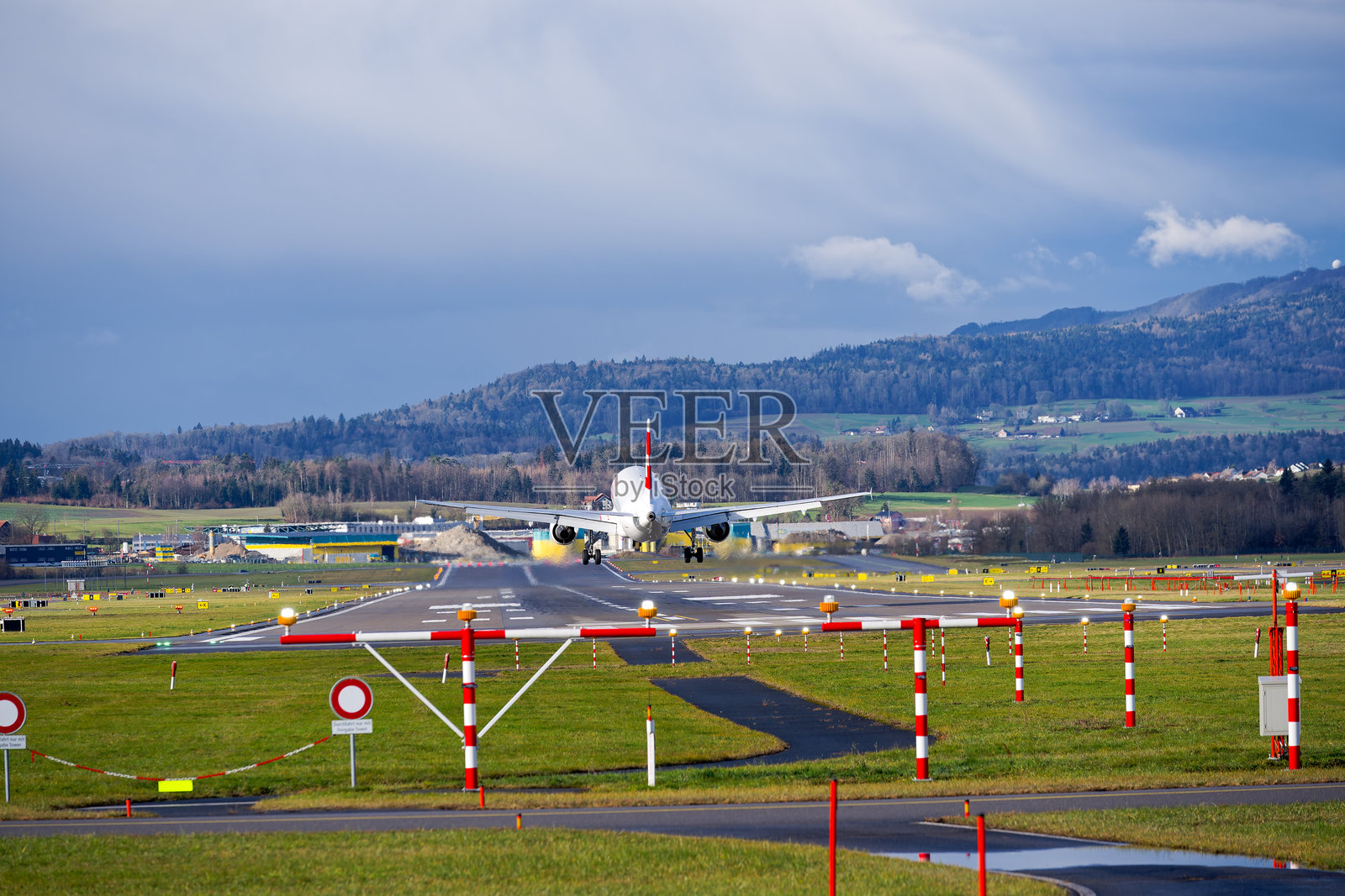 瑞士航空的空客A320-214客机HB-IJJ在冬日的苏黎世克洛滕机场降落的美丽景色。照片摄影图片