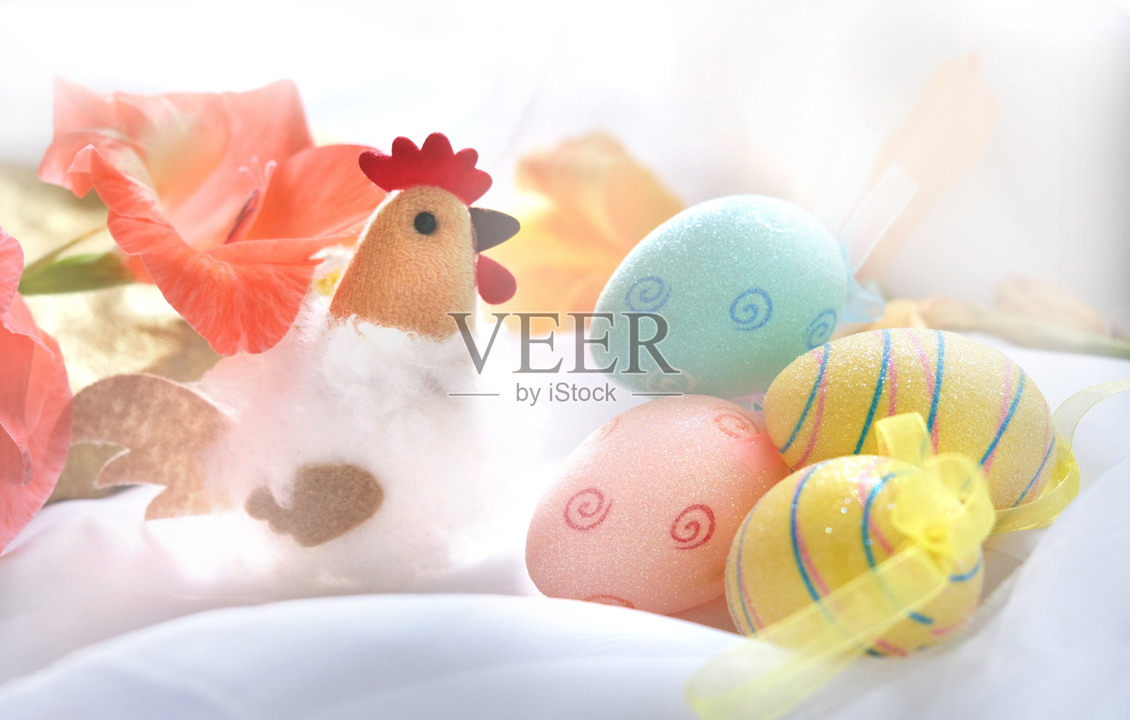 复活节五彩斑斓的鸡蛋在篮子里，小鸡，春天的新鲜花朵和柔和的背景色。晨光。复活节贺卡。农舍，复活节快乐。照片摄影图片