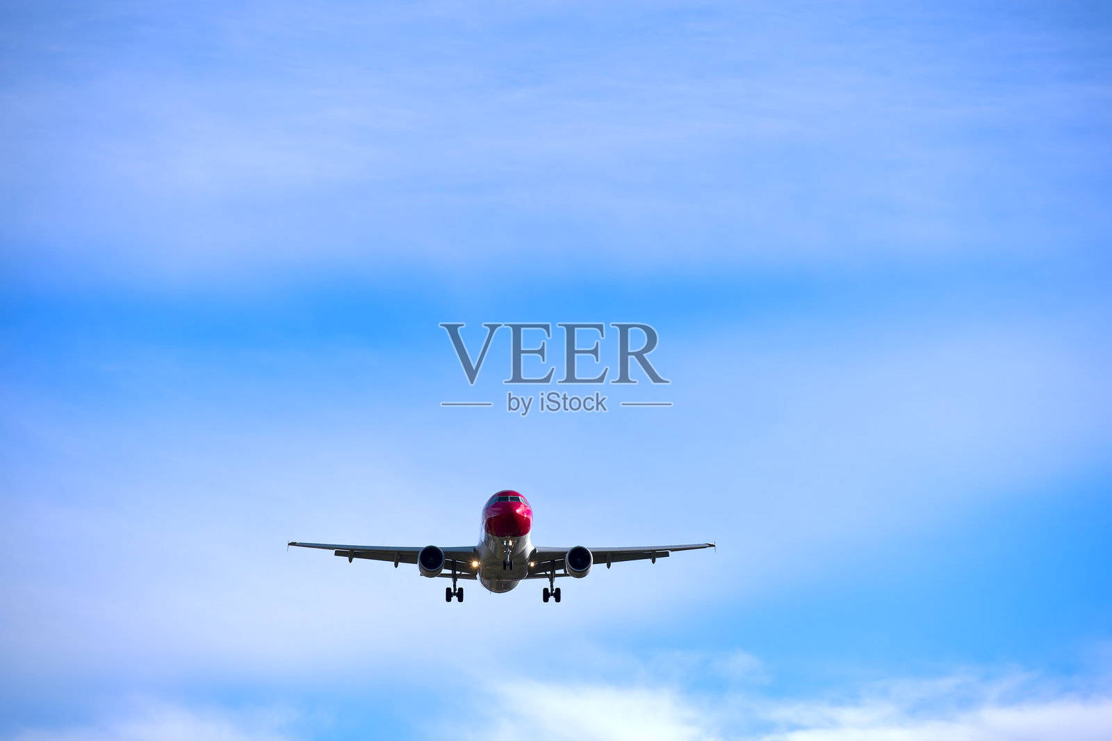 冬日的瑞士苏黎世克洛滕机场，艾德尔韦斯航空的空客A320-214（注册号HB-IHY）正在降落的美丽景色。照片摄影图片