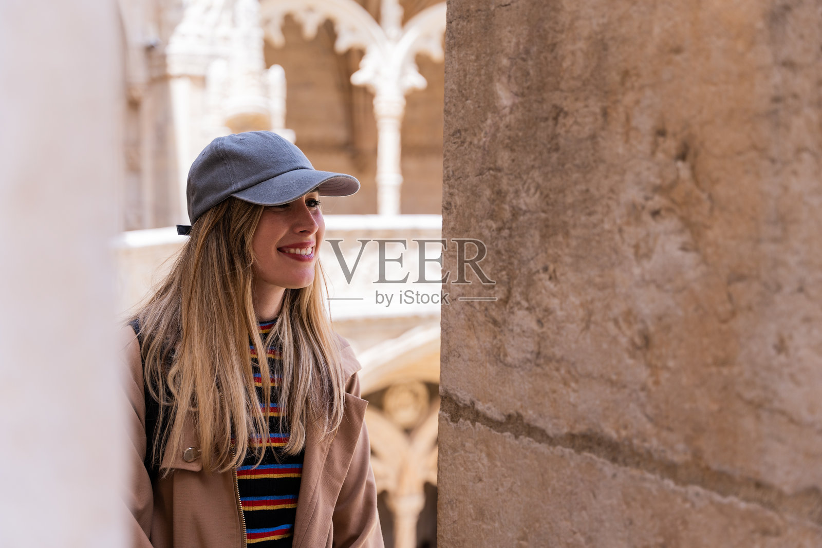 微笑的女性游客在欧洲城市游览的特写镜头。照片摄影图片