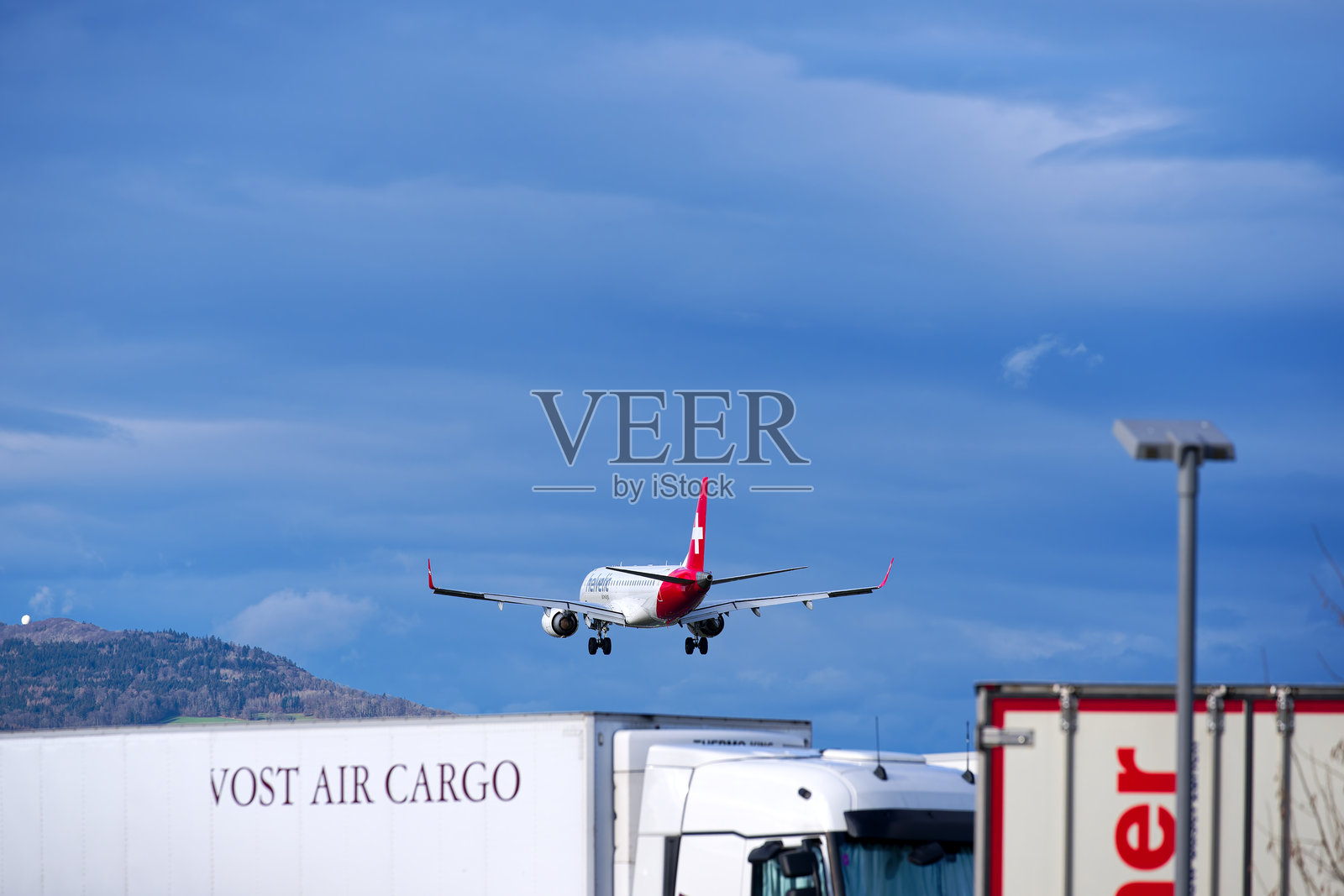 瑞士航空赫尔维蒂克的乘客飞机Embraer E190LR,注册号HB-JVN,在冬季的一天降落在苏黎世克洛滕机场。照片摄影图片