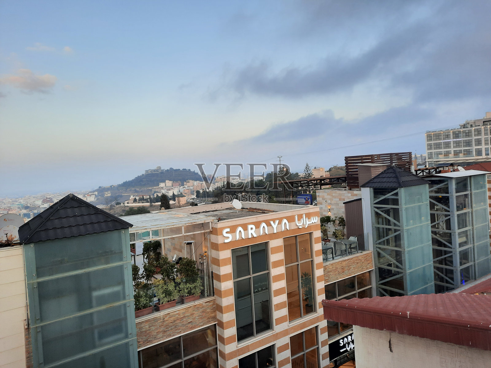 阿布哈现代建筑的迷人夜景。照片摄影图片