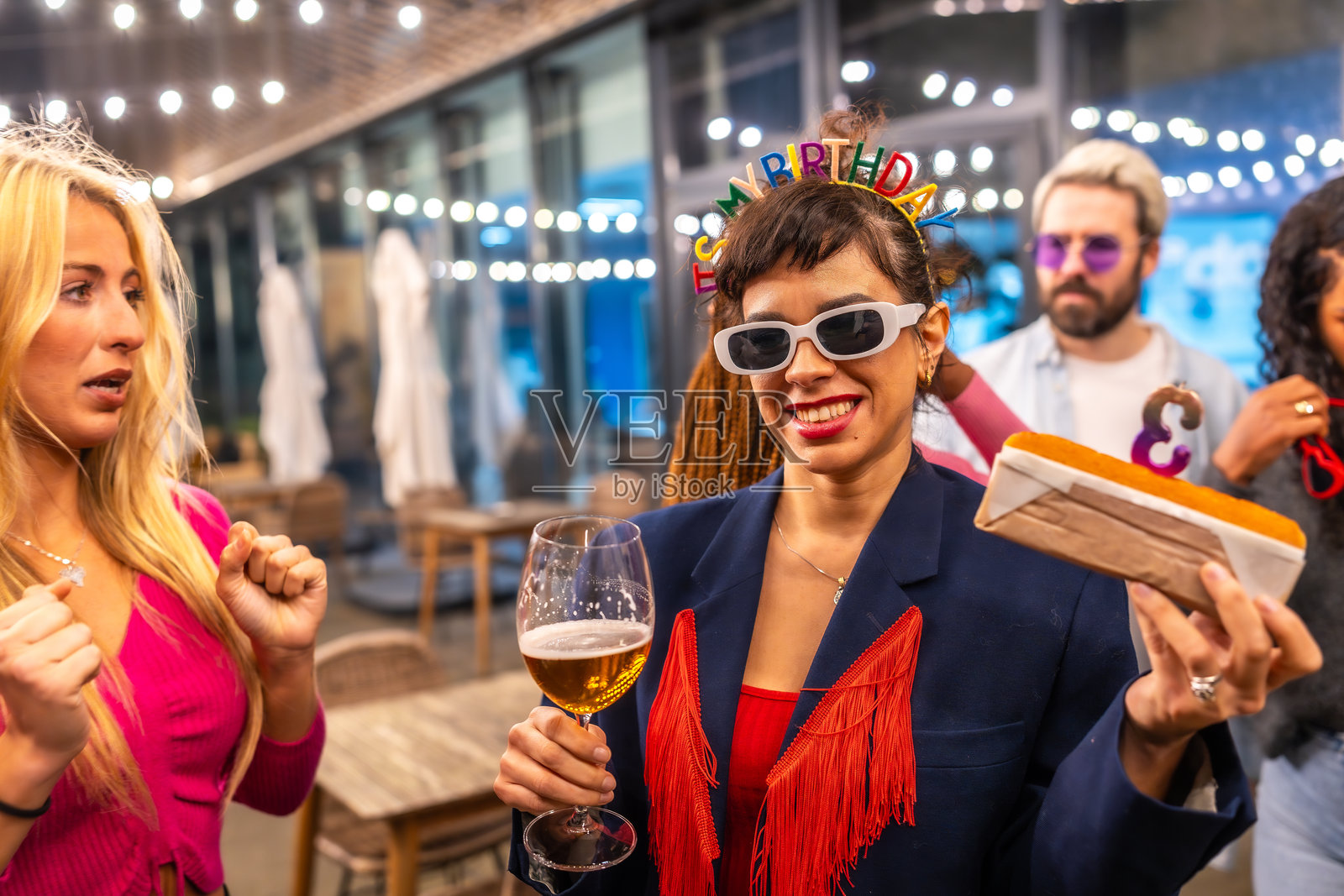 女人在酒吧外与朋友庆祝生日照片摄影图片