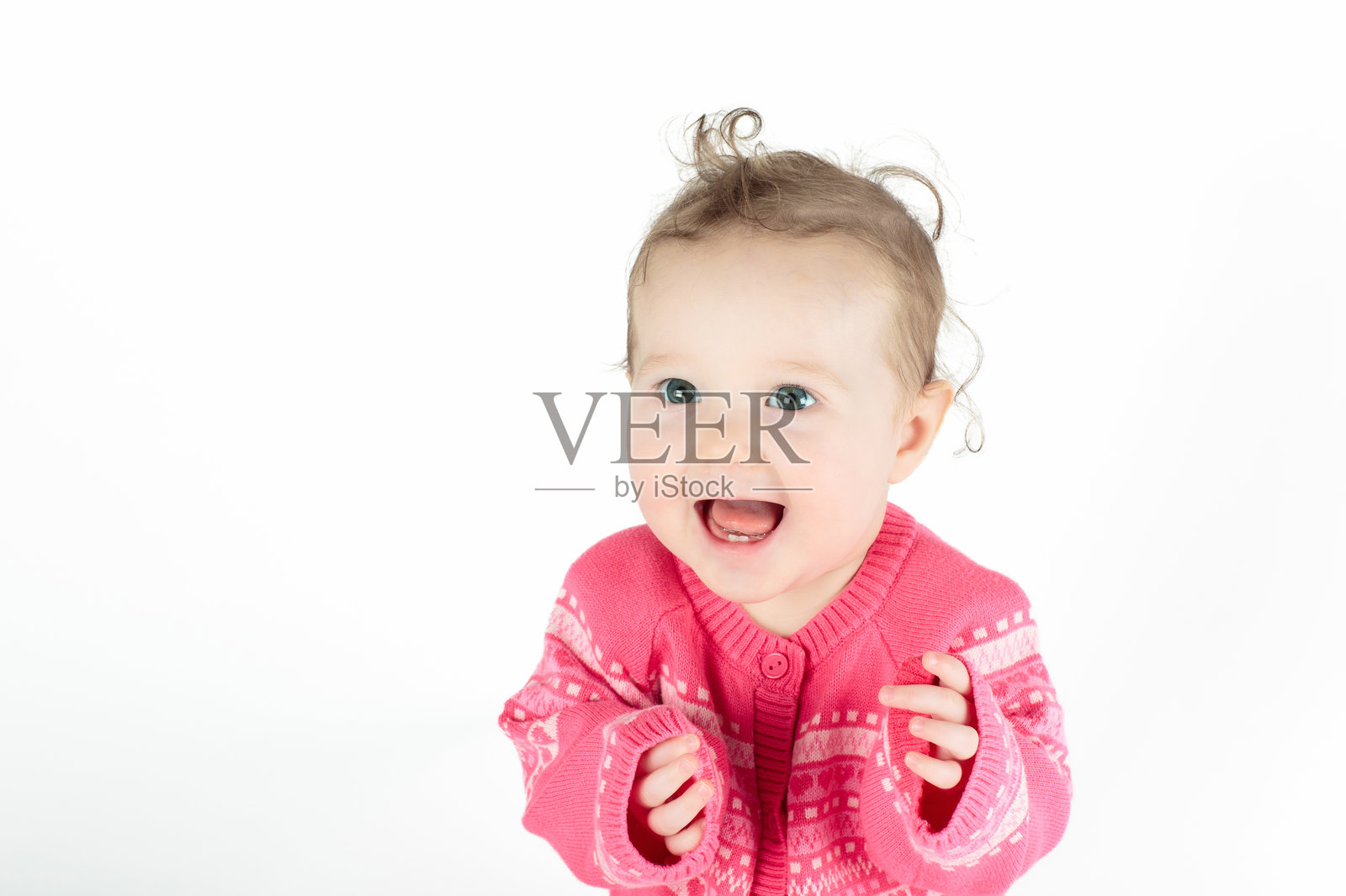 小女孩在白色床上照片摄影图片