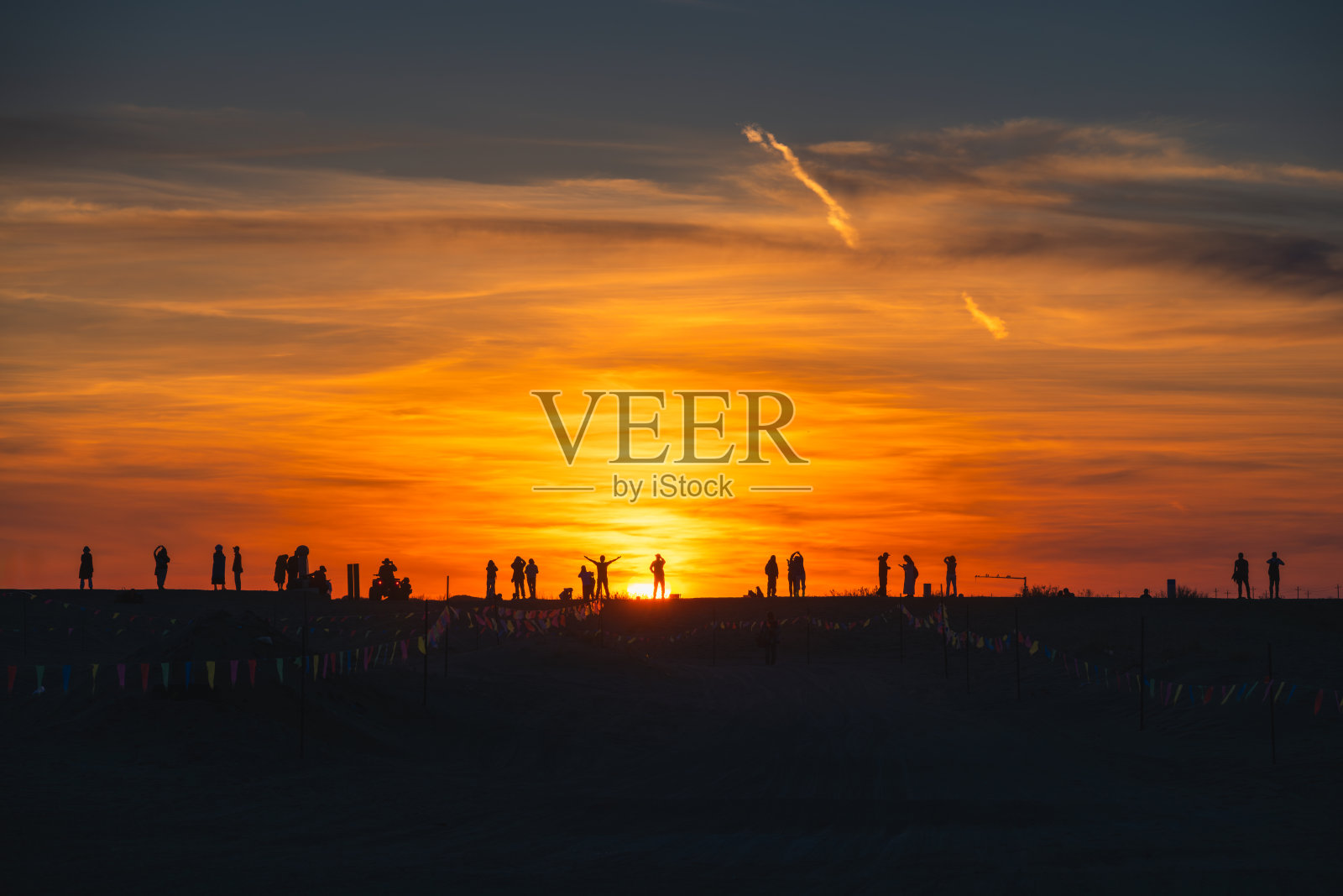 内蒙古额济纳胡杨林旅游区的八道桥日落照片摄影图片