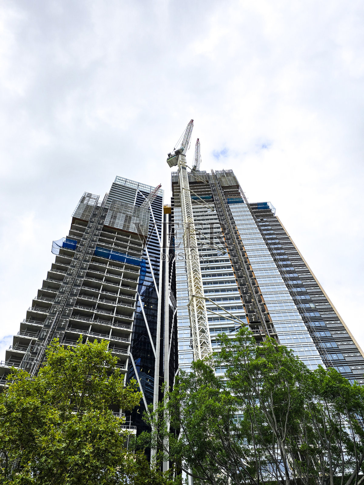 城市中摩天大楼的建设，背景留有空白空间照片摄影图片