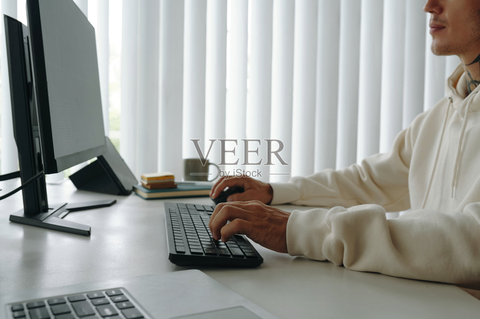 在办公室里工作的男人使用电脑照片摄影图片