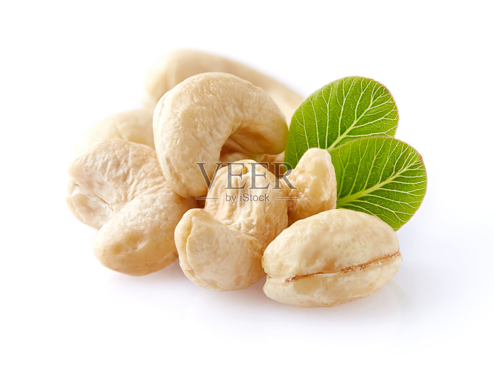 特写的腰果与叶子照片摄影图片