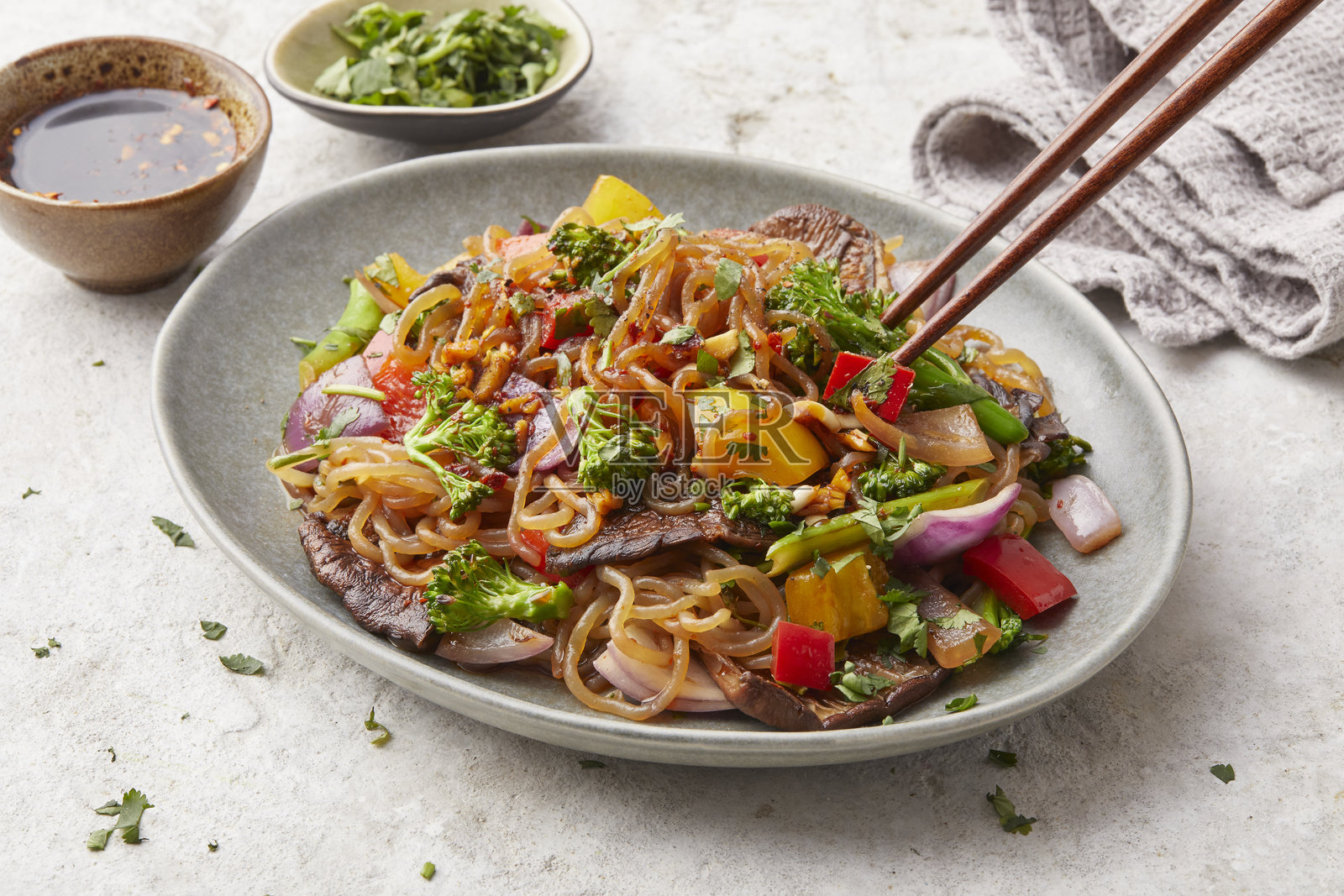 蘑菇炒粉丝锅照片摄影图片