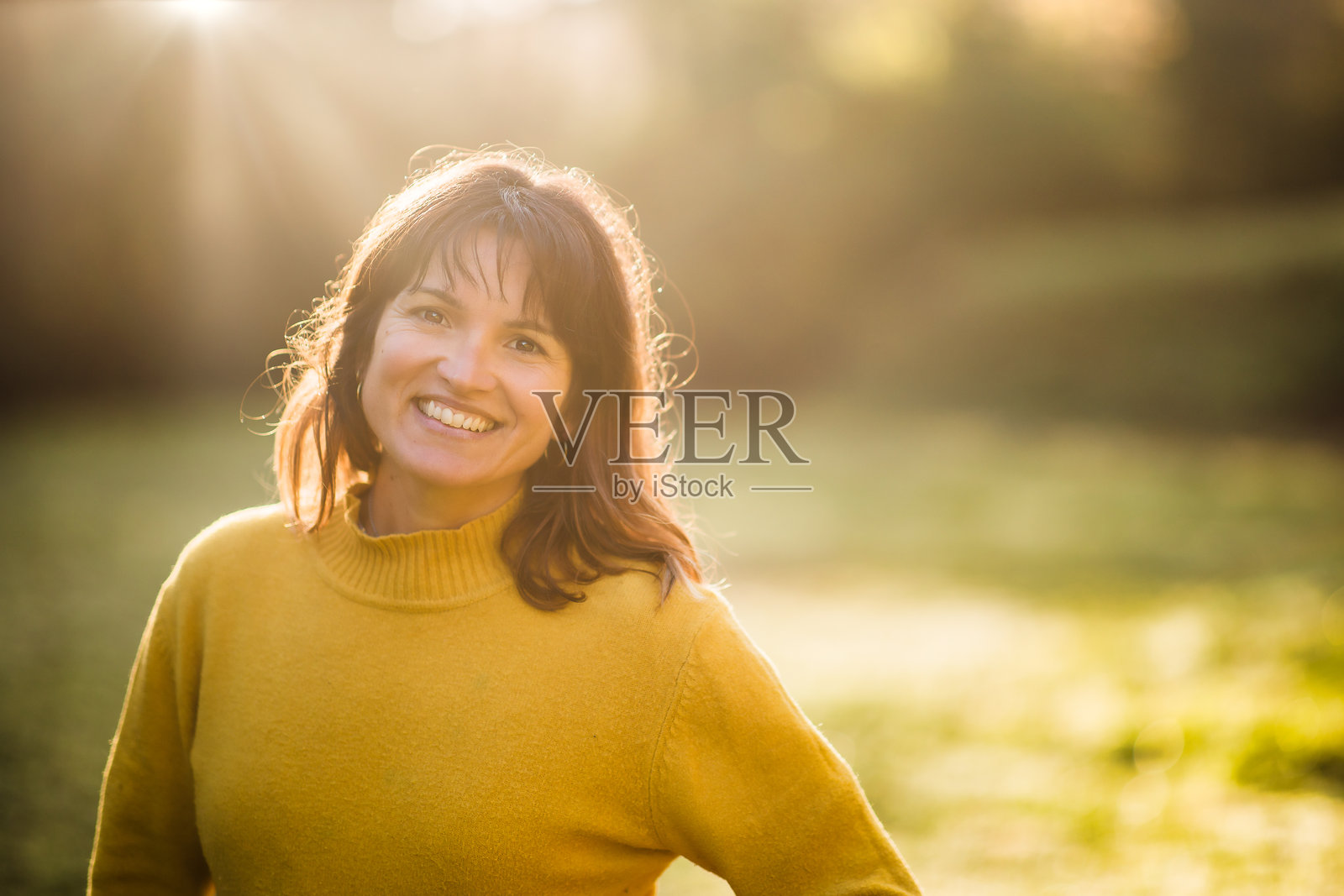 在西班牙阿斯图里亚斯的阳光明媚的田野中微笑的兽医照片摄影图片