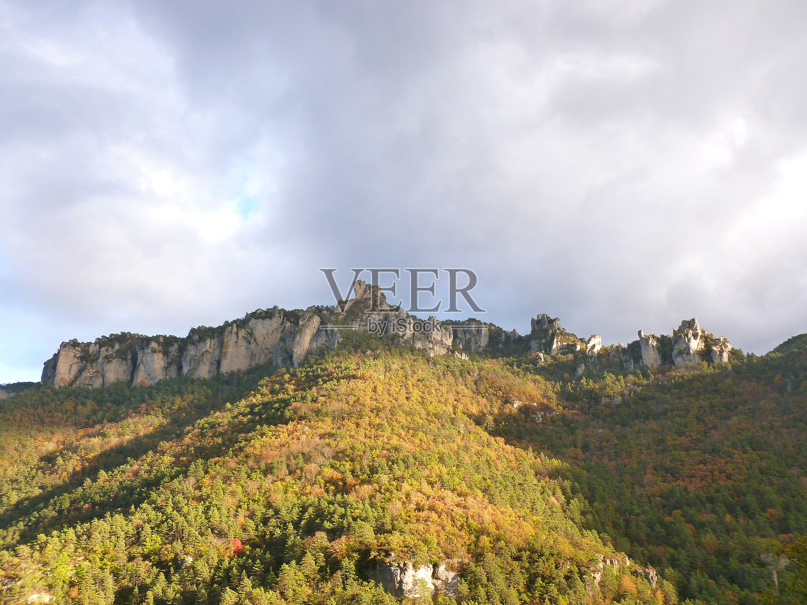 暴风雨前阳光照耀的岩石照片摄影图片