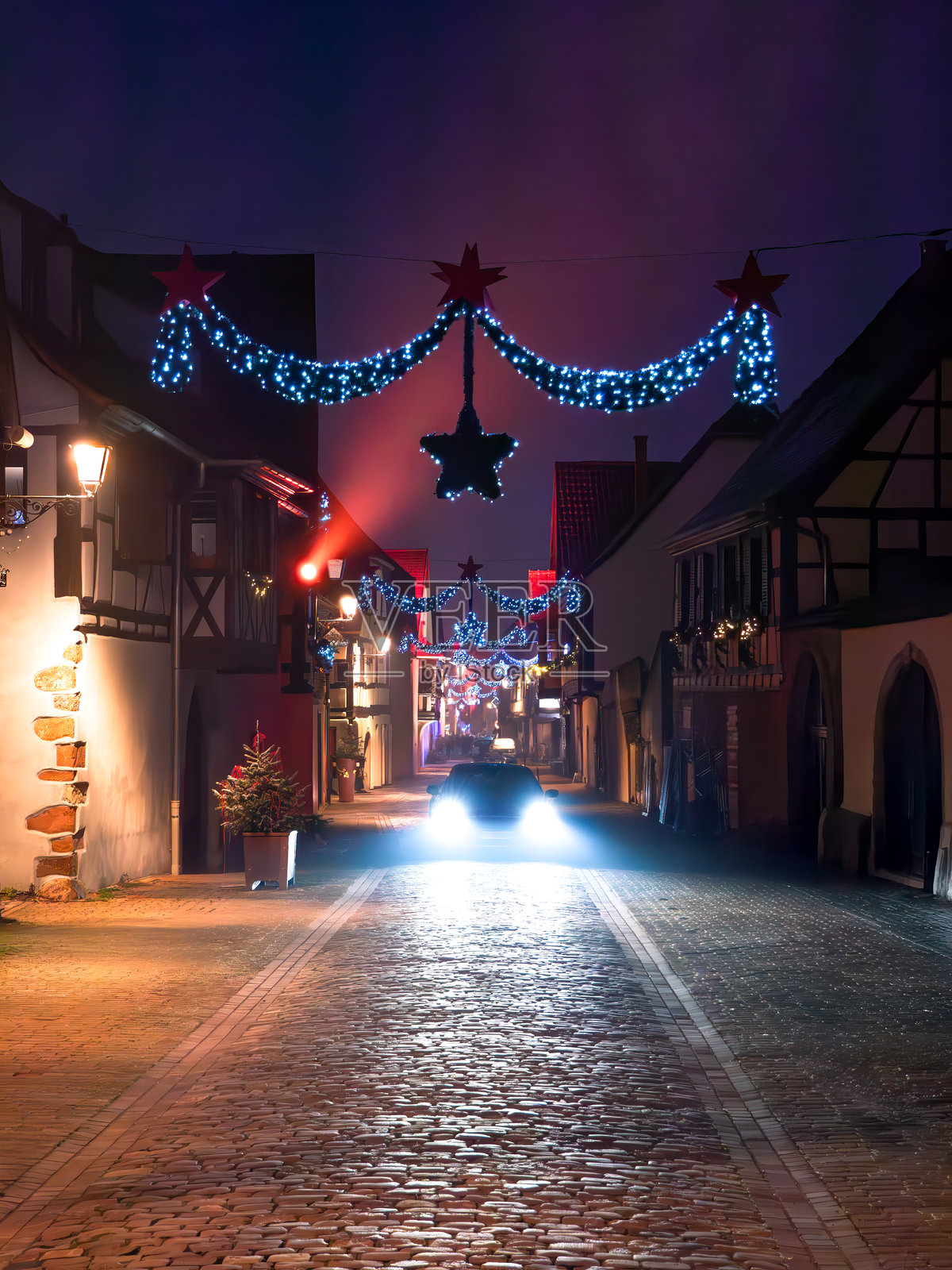 装饰华丽的图尔克海姆街道中央的汽车照片摄影图片