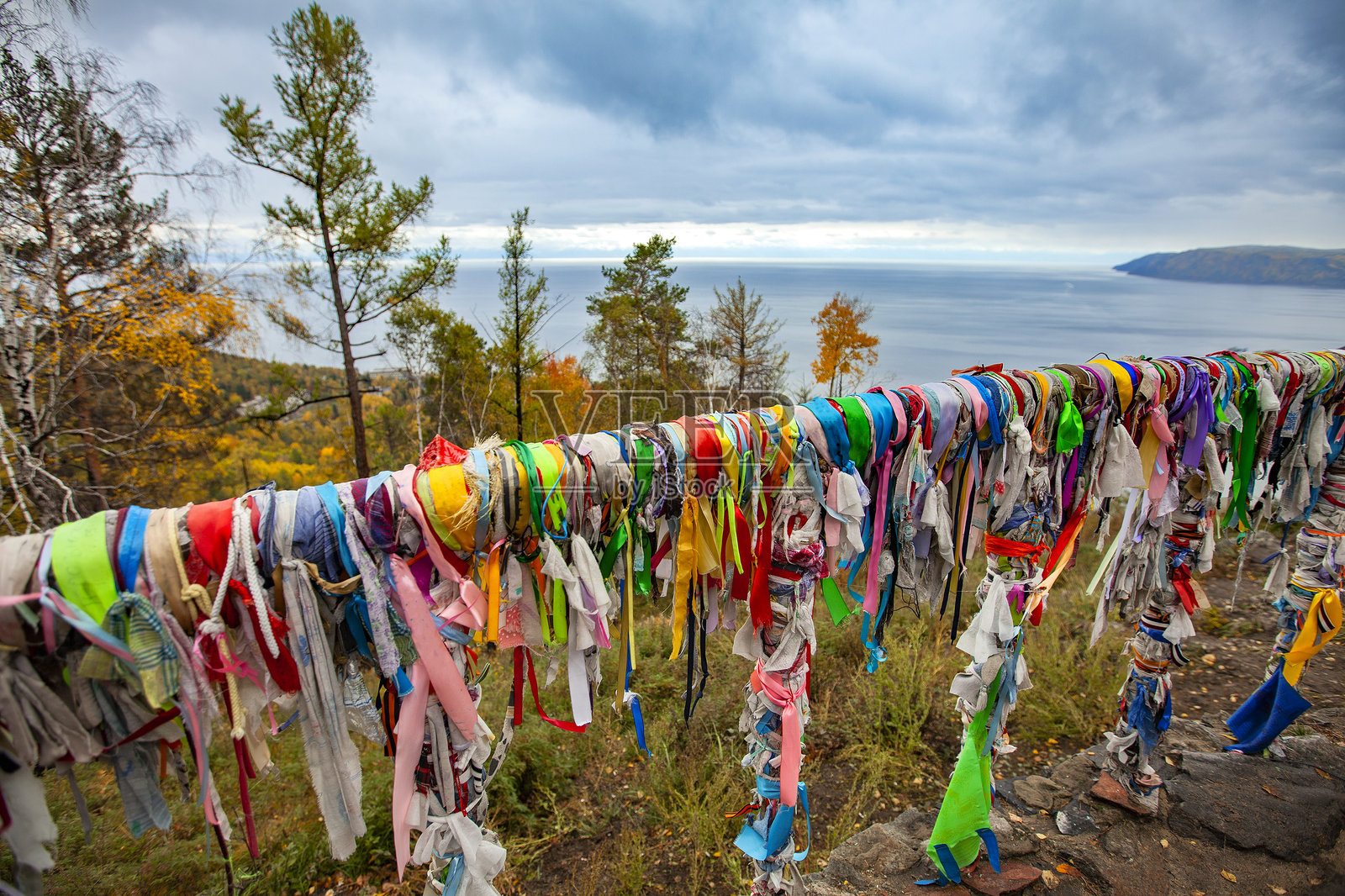 贝加尔湖的秋天。萨满教圣地照片摄影图片