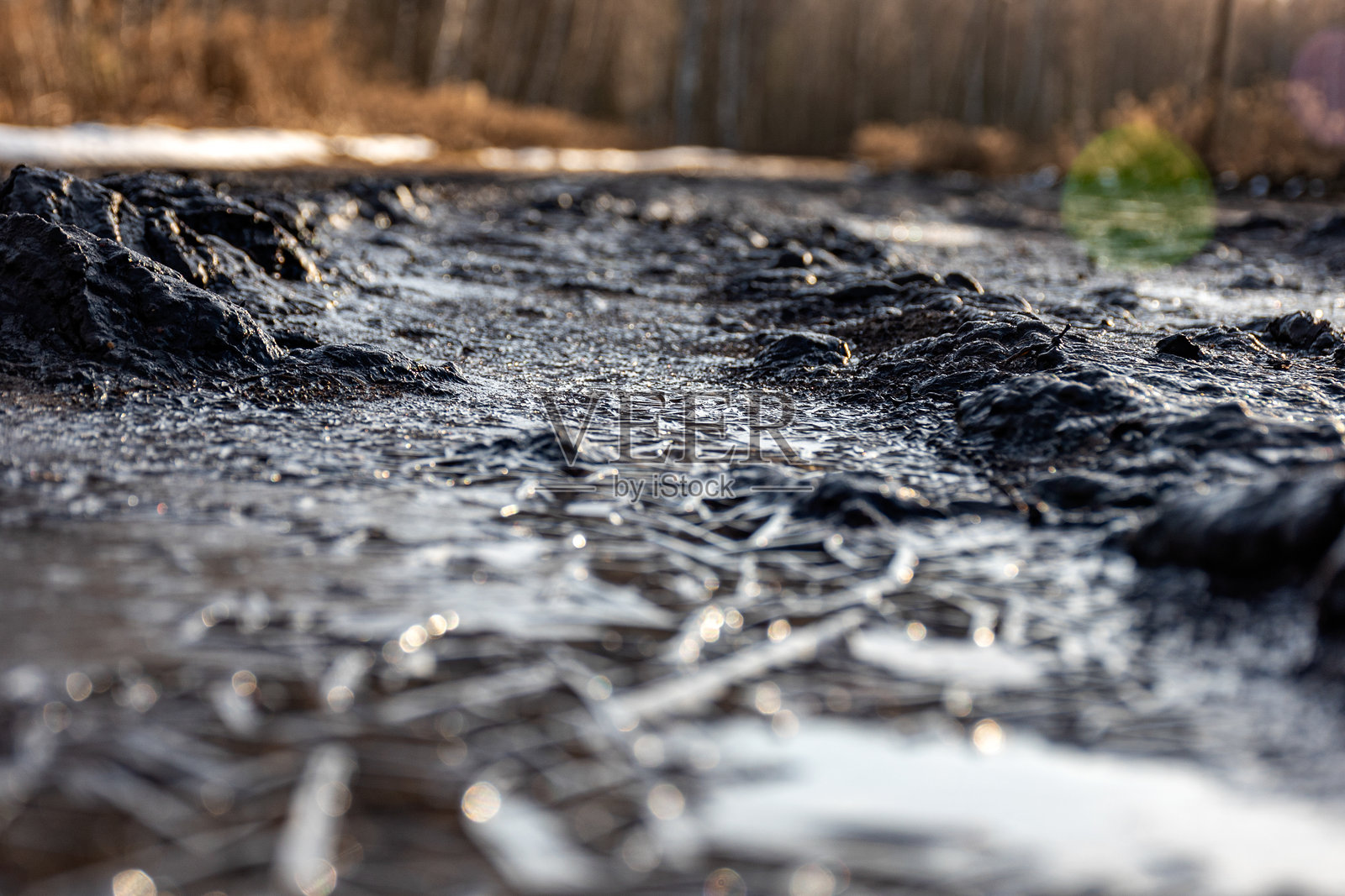 泥泞沼泽道路上的抽象冰冻纹理照片摄影图片