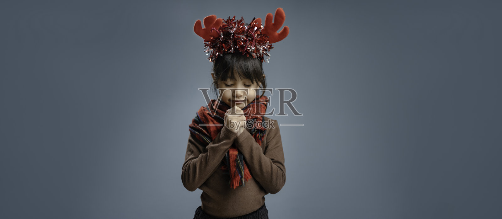 一个小女孩很高兴能参加圣诞节。照片摄影图片