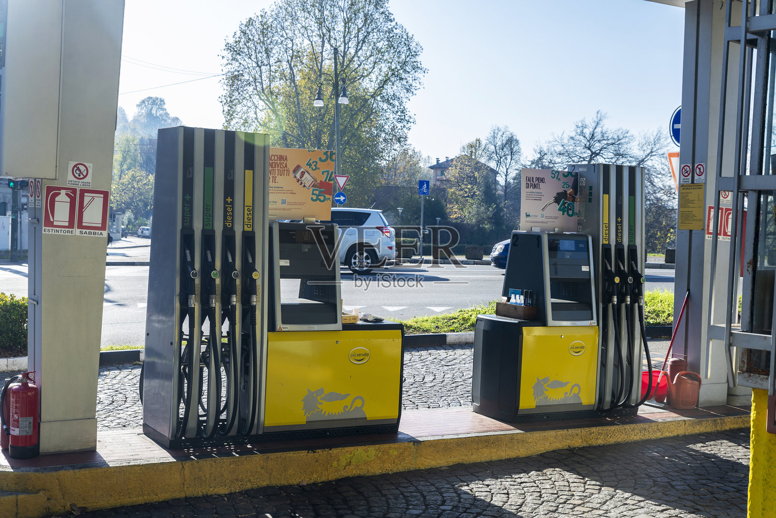 意大利皮埃蒙特大区都灵的埃尼加油站照片摄影图片