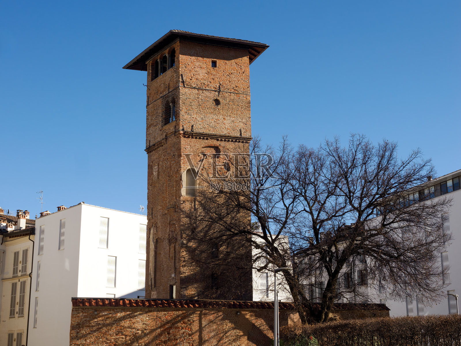 兰佩杜萨广场，米兰的历史广场，拥有罗马帝国宫殿的遗迹和戈拉尼之家。照片摄影图片