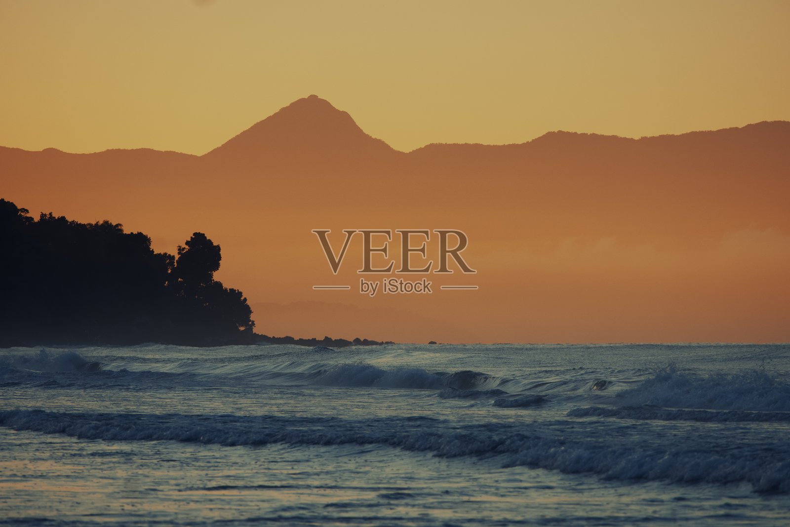 日出时分海洋与天空的美丽景色照片摄影图片