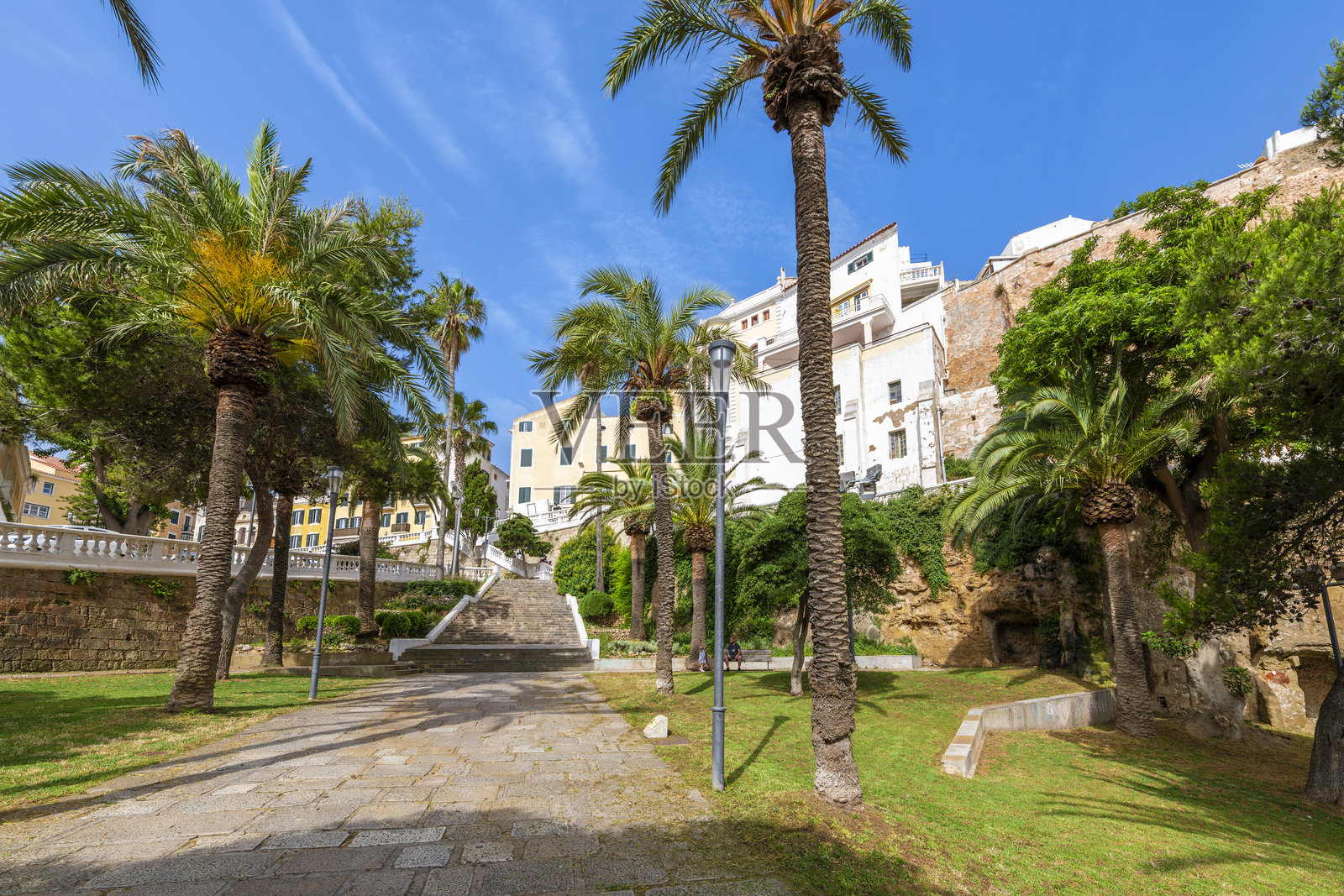 从通往西班牙梅诺卡岛马洪（Mahon或Mao）历史悠久的老城区的宏伟楼梯上俯瞰的景色。照片摄影图片