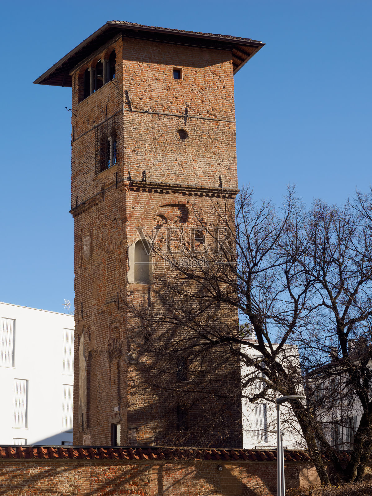 兰佩杜萨广场,米兰的历史广场,拥有罗马帝国宫殿的遗迹和戈拉尼之家。照片摄影图片
