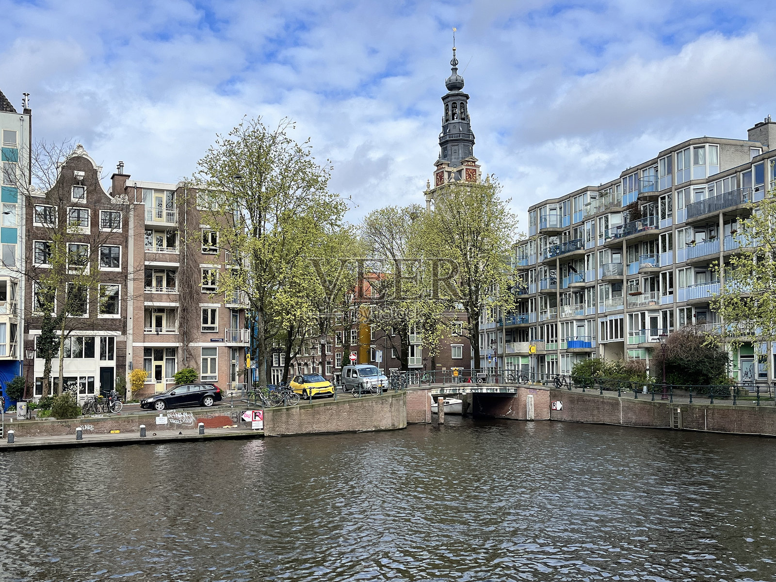 阿姆斯特丹的水洛普林 - 俯瞰教堂Zuiderkern与运河照片摄影图片