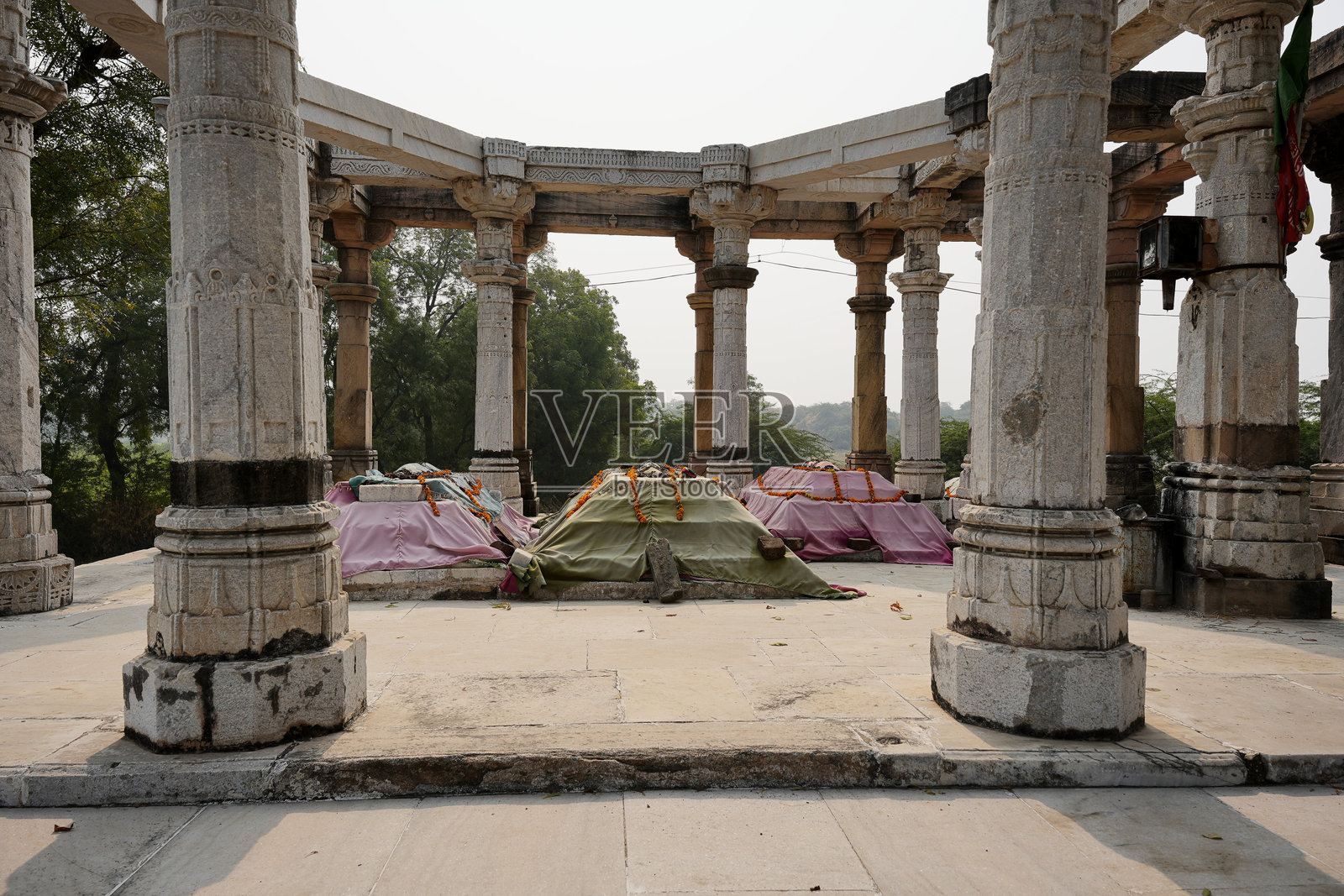 永恒的致敬：帕坦的拜拉姆·汗陵墓照片摄影图片