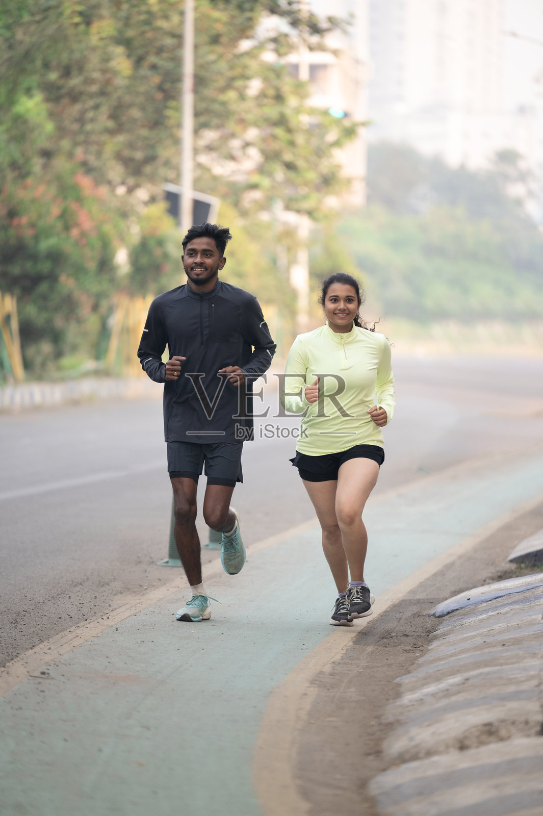 快乐的运动员情侣在大自然中跑步锻炼照片摄影图片