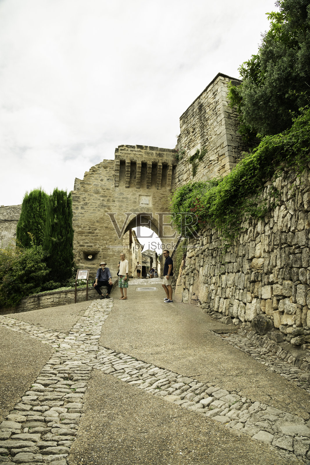 游客们探索普罗旺斯的拉科斯特村庄照片摄影图片