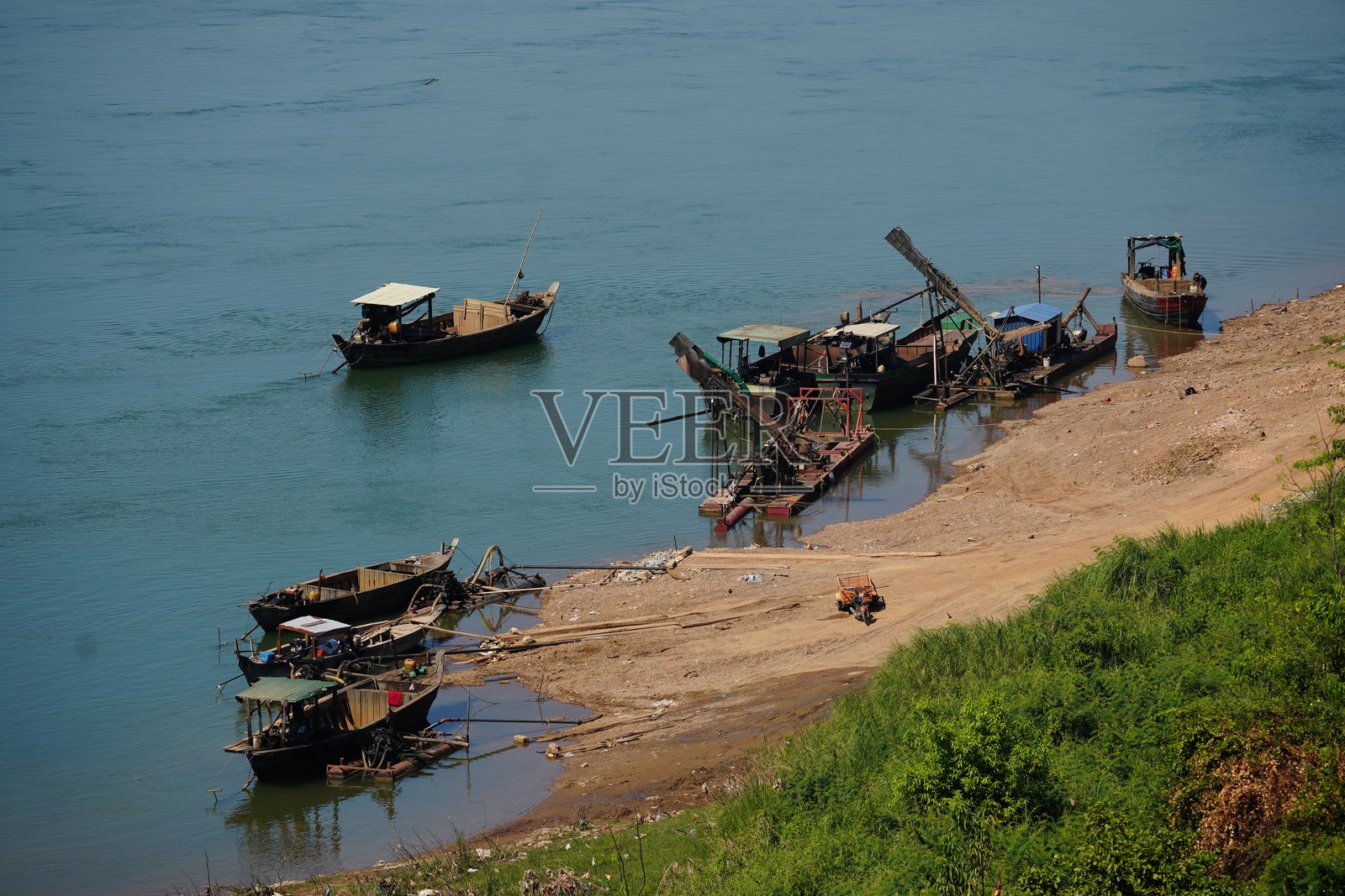 湄公河岸边的船只照片摄影图片